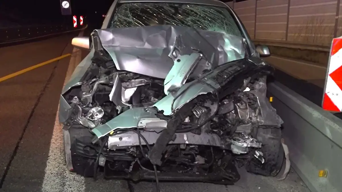 Heftiger Aufprall. So sah das Auto des Geisterfahrers nach dem Unfall aus.