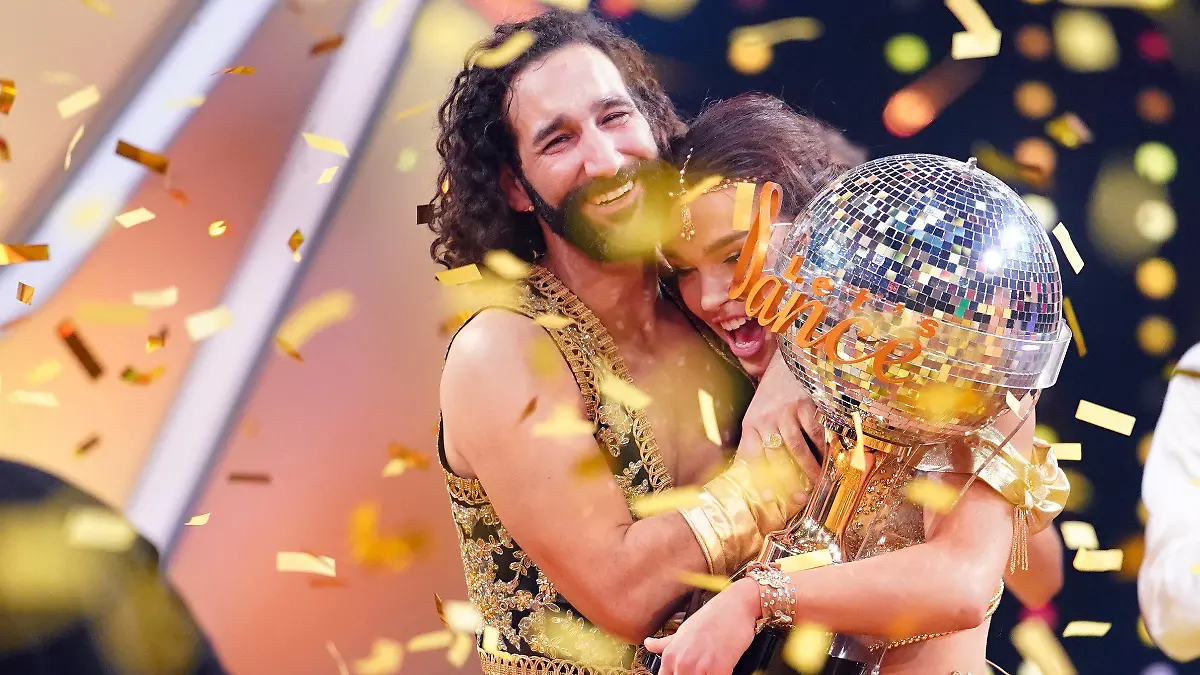 22.05.2020, Nordrhein-Westfalen, Köln: Lili Paul-Roncalli, Artistin, und Massimo Sinato, Profitänzer, freuen sich im Finale der 13. Staffel der RTL-Tanzshow "Let's Dance" im Coloneum über ihren Sieg. Foto: Stefan Gregorowius/dpa +++ dpa-Bildfunk +++