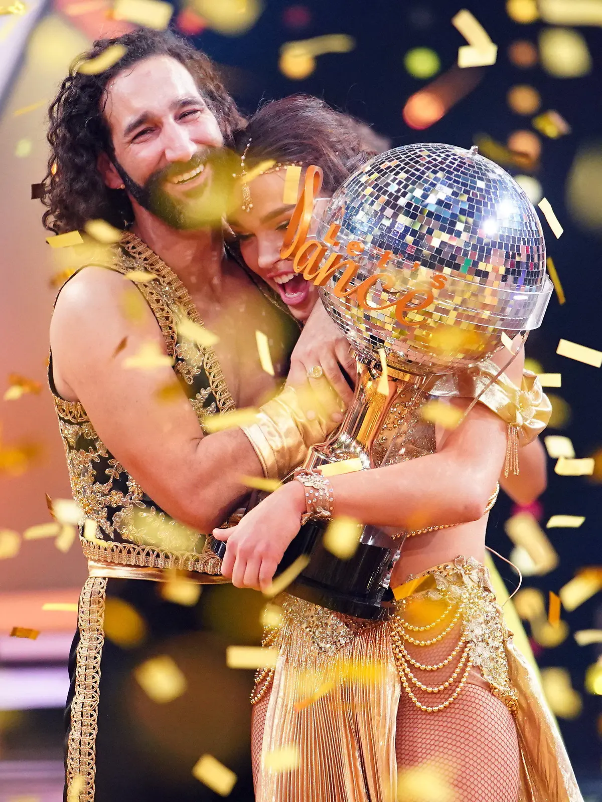22.05.2020, Nordrhein-Westfalen, Köln: Lili Paul-Roncalli, Artistin, und Massimo Sinato, Profitänzer, freuen sich im Finale der 13. Staffel der RTL-Tanzshow "Let's Dance" im Coloneum über ihren Sieg. Foto: Stefan Gregorowius/dpa +++ dpa-Bildfunk +++