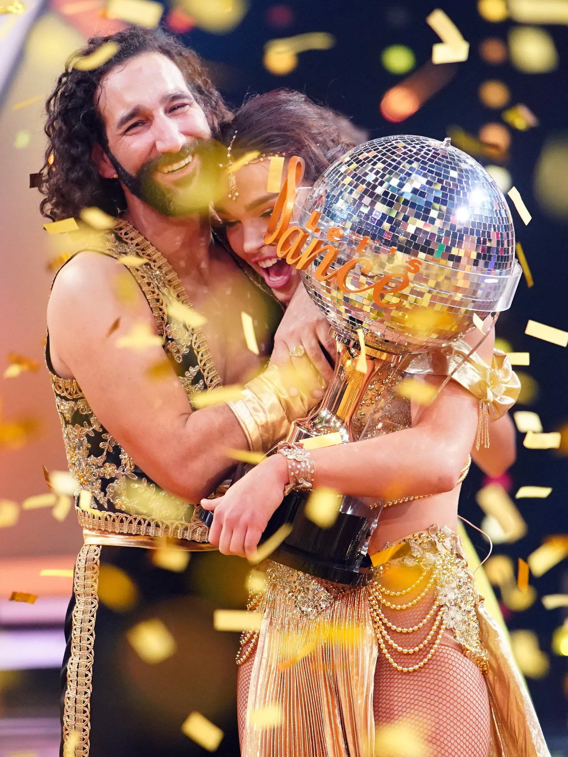 22.05.2020, Nordrhein-Westfalen, Köln: Lili Paul-Roncalli, Artistin, und Massimo Sinato, Profitänzer, freuen sich im Finale der 13. Staffel der RTL-Tanzshow "Let's Dance" im Coloneum über ihren Sieg. Foto: Stefan Gregorowius/dpa +++ dpa-Bildfunk +++