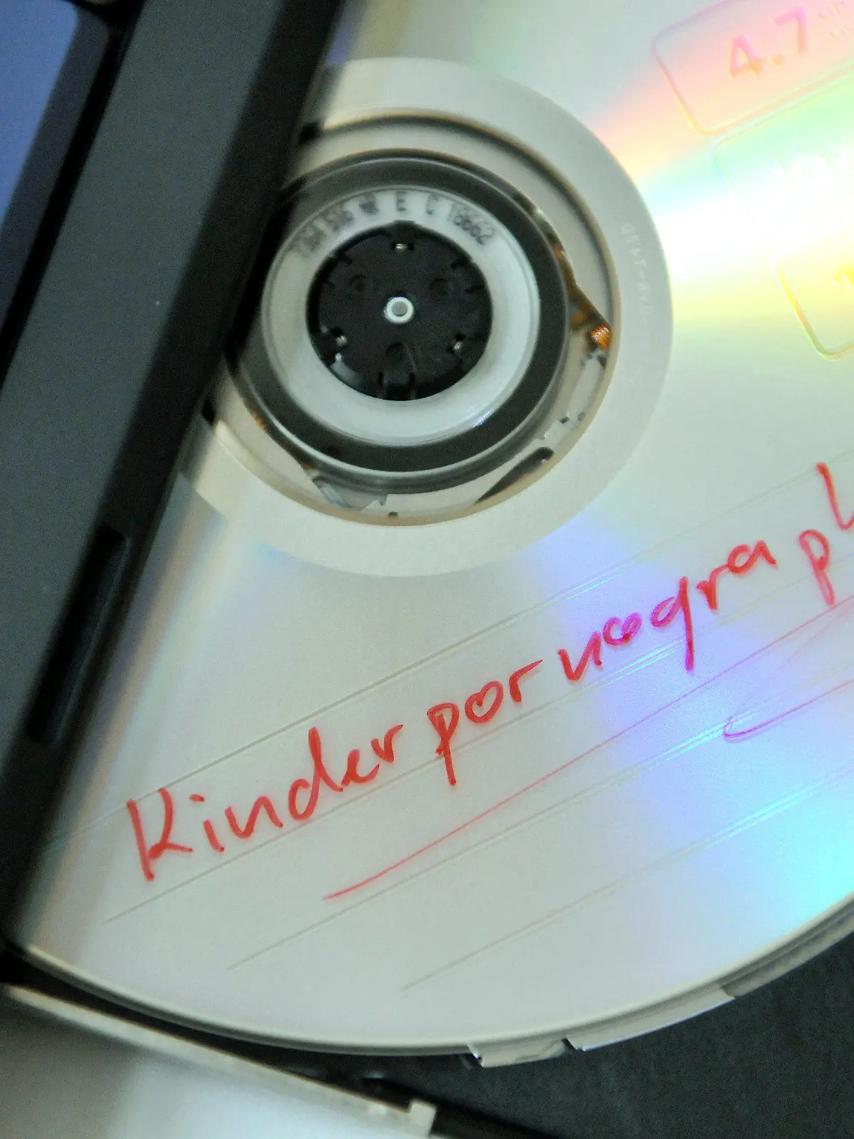 ARCHIV - Illustration - Eine DVD mit der Aufschrift «Kinderpornographie» liegt am 23.01.2009 in Kassel im Laufwerk eines Notebooks. Den USA ist es in Zusammenarbeit mit ausländischen Behörden gelungen, einen internationalen Kinderpornografie-Ring auszuheben. 52 der 72 Angeklagten wurden der Mitteilung zufolge inzwischen in den USA und in Übersee festgenommen, vier bereits zu Gefängnisstrafen zwischen 20 und 30 Jahren verurteilt. Im Ausland seien mehr als 500 Menschen ins Visier genommen worden. Foto: Uwe Zucchi dpa (Zu dpa 0662 vom 04.08.2011)  +++(c) dpa - Bildfunk+++