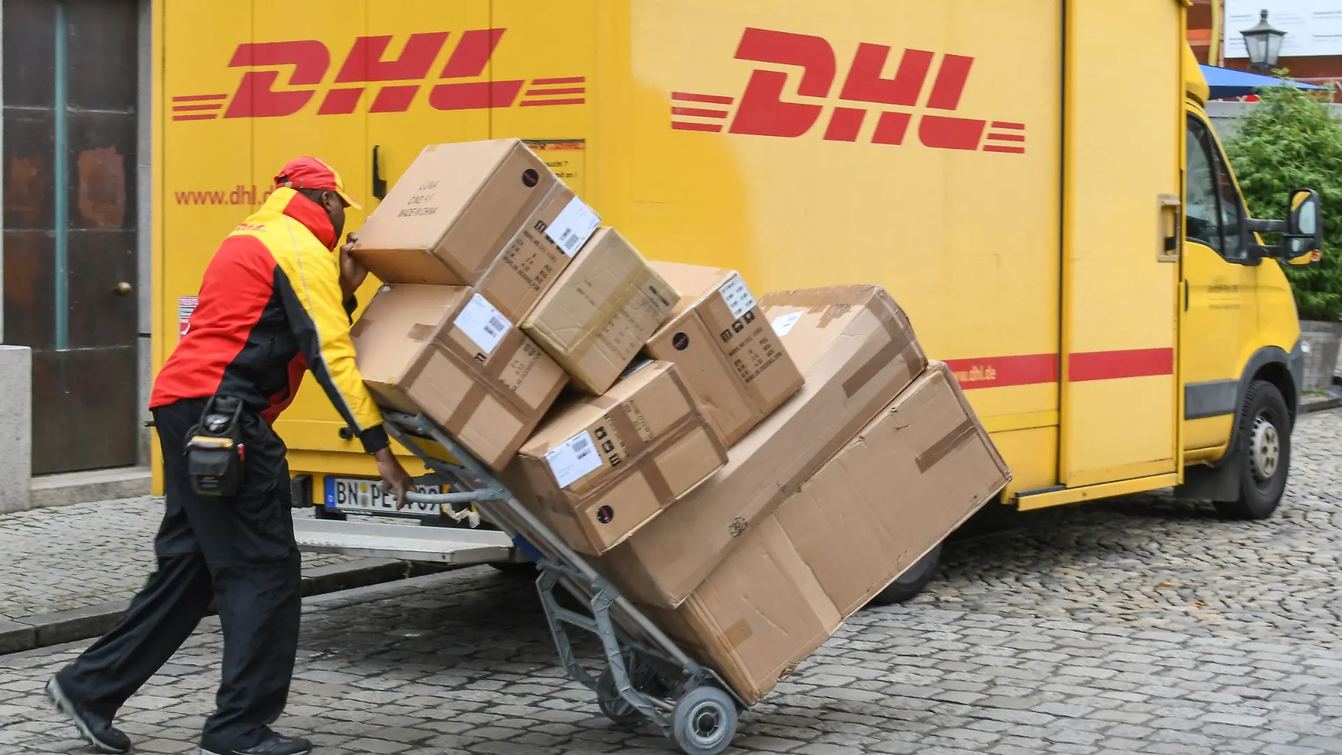  DHL-Paketzustellung in der Vorweihnachtszeit in Freiburg. 
