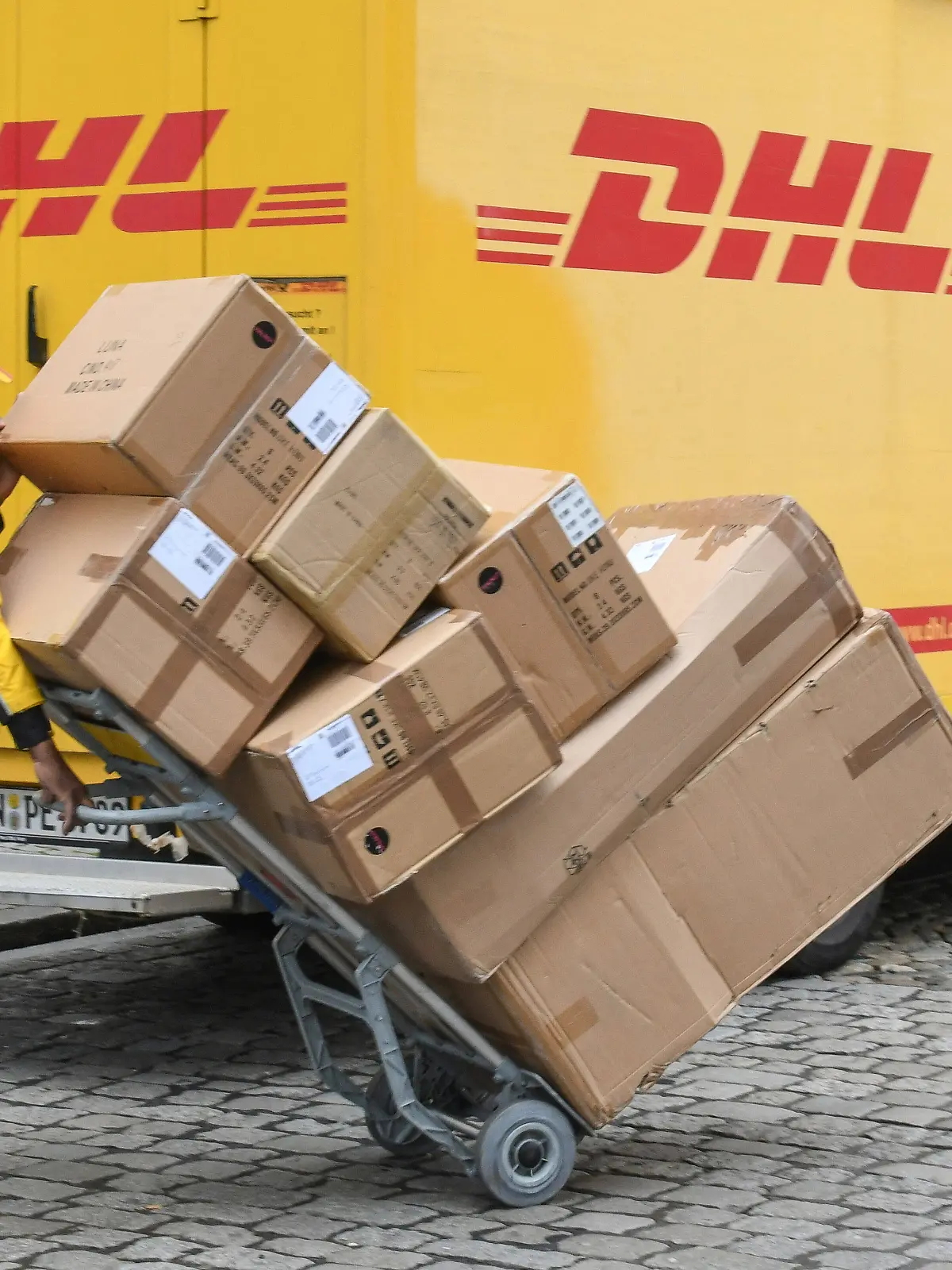  DHL-Paketzustellung in der Vorweihnachtszeit in Freiburg. 