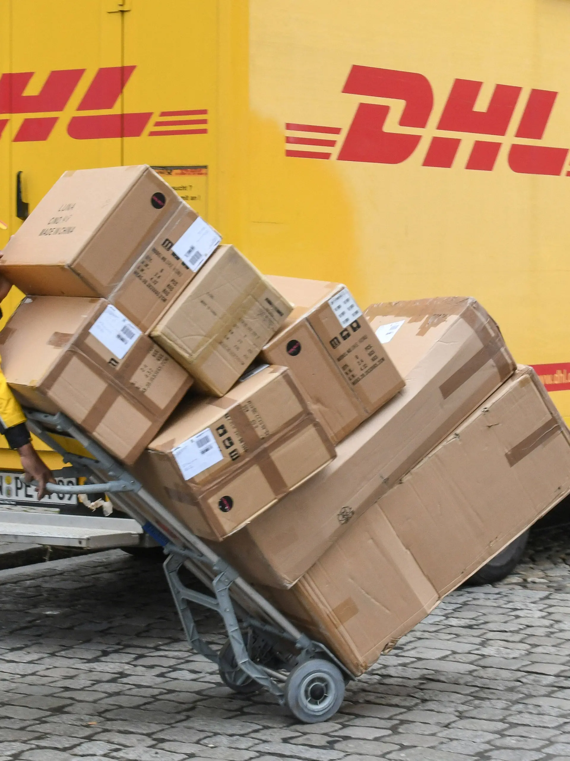DHL-Paketzustellung in der Vorweihnachtszeit in Freiburg.