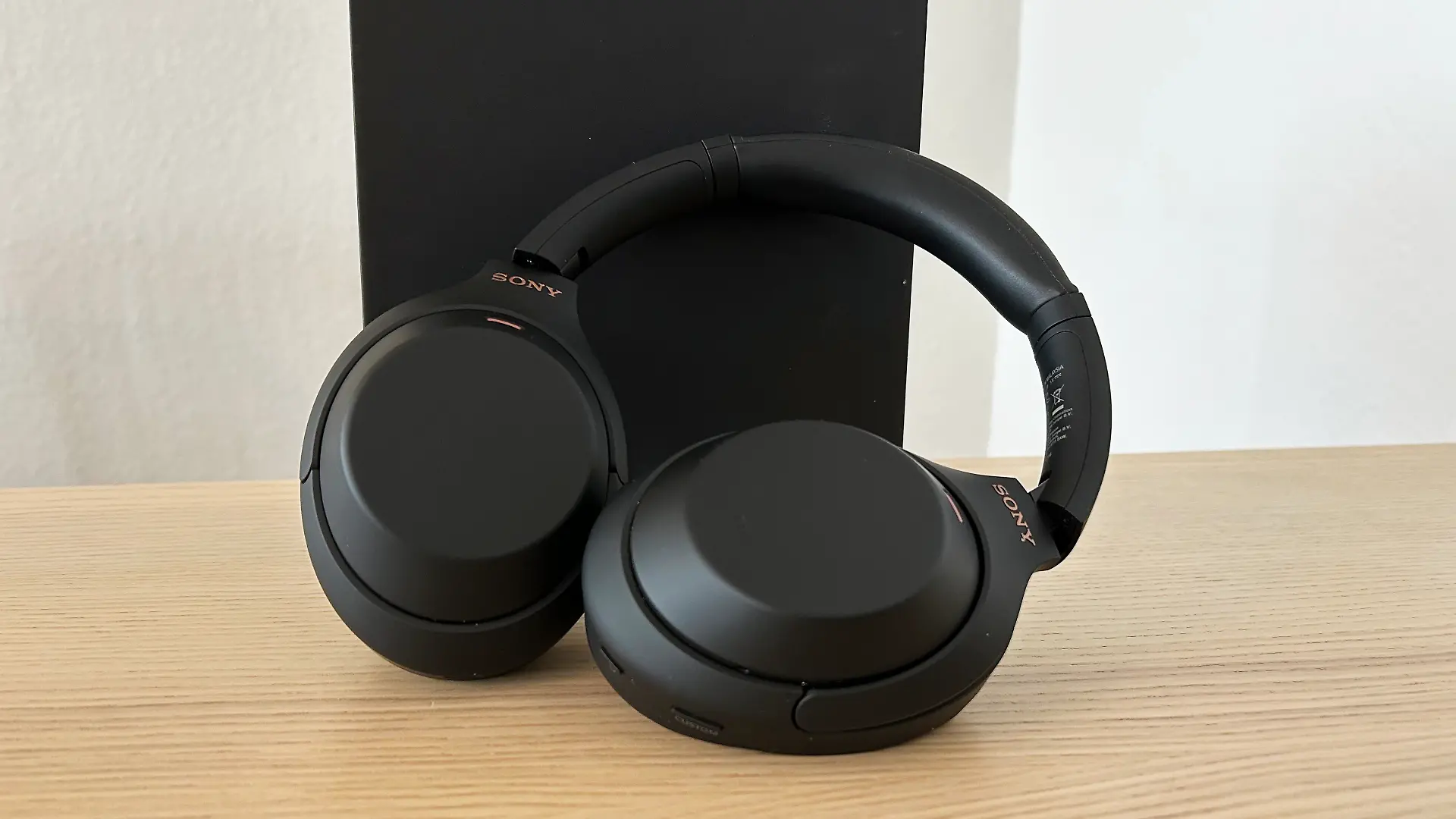 Nur zwei kleine Knöpfe. Die cleane Optik der Sony Over-Ear-Kopfhörer überzeugt mich