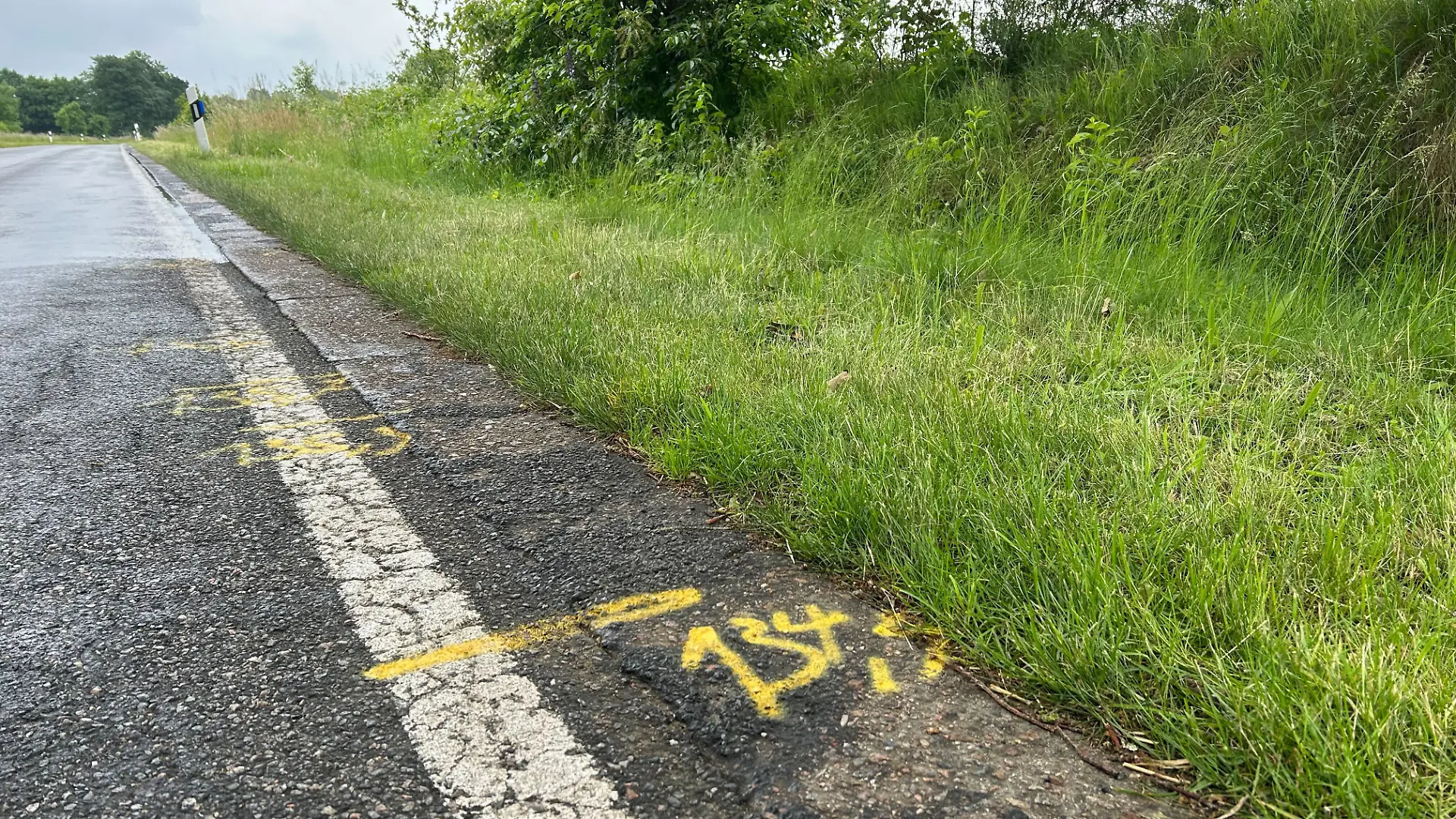 An dieser Straße lässt der Unfallfahrer die junge Frau einfach liegen.