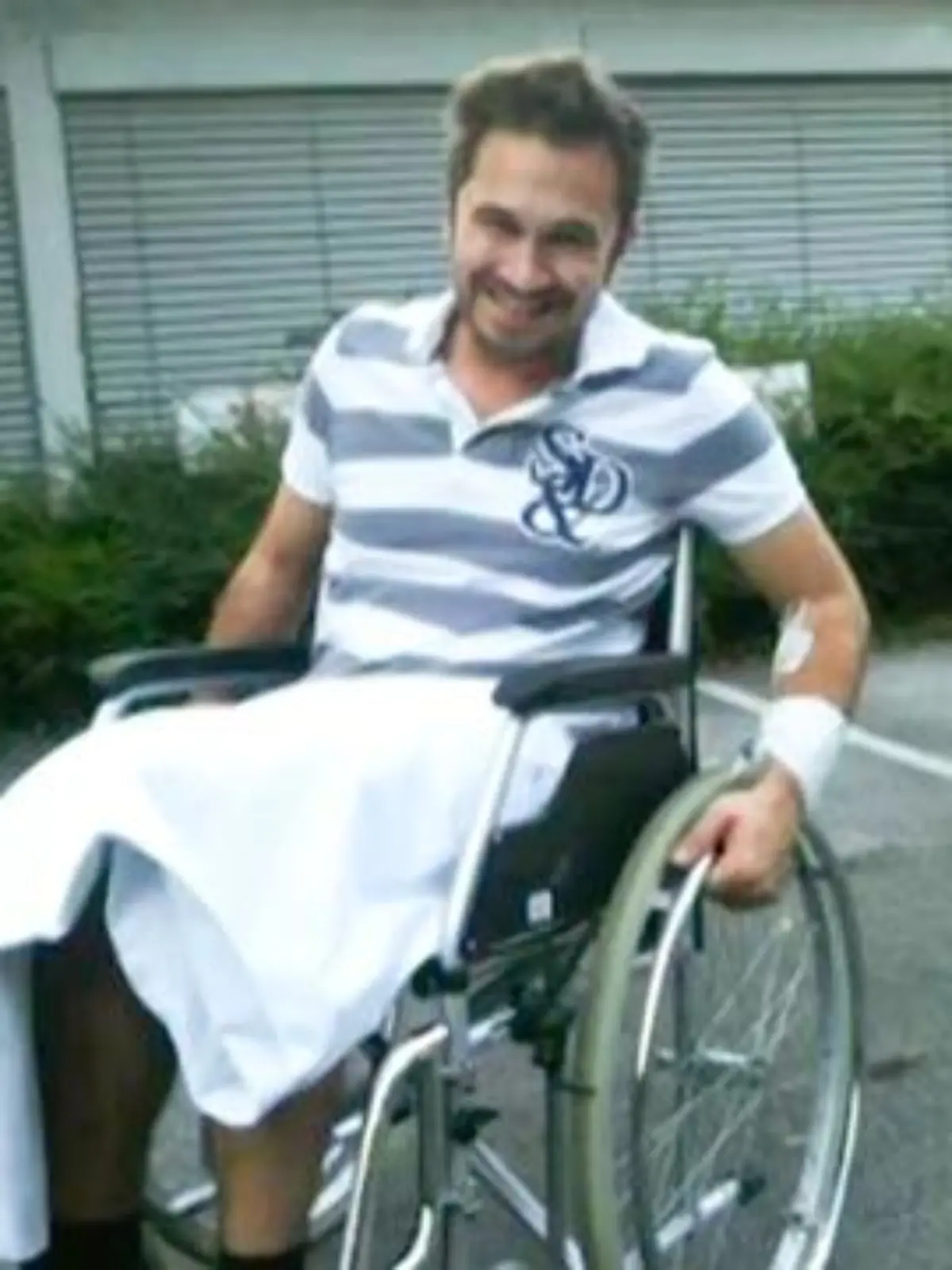 Erst war Sascha Groh nur erschöpft und unkonzentriert - dann verlor er kurzzeitig das Augenlicht, lag vier Tage lang halb verdurstet in seiner Wohnung. Nach monatelanger Krankenhaus-Odysee kam heraus: Er hat das seltene Susac-Syndrom. Was er damit bereits alles durchstand, sehen Sie im Video.