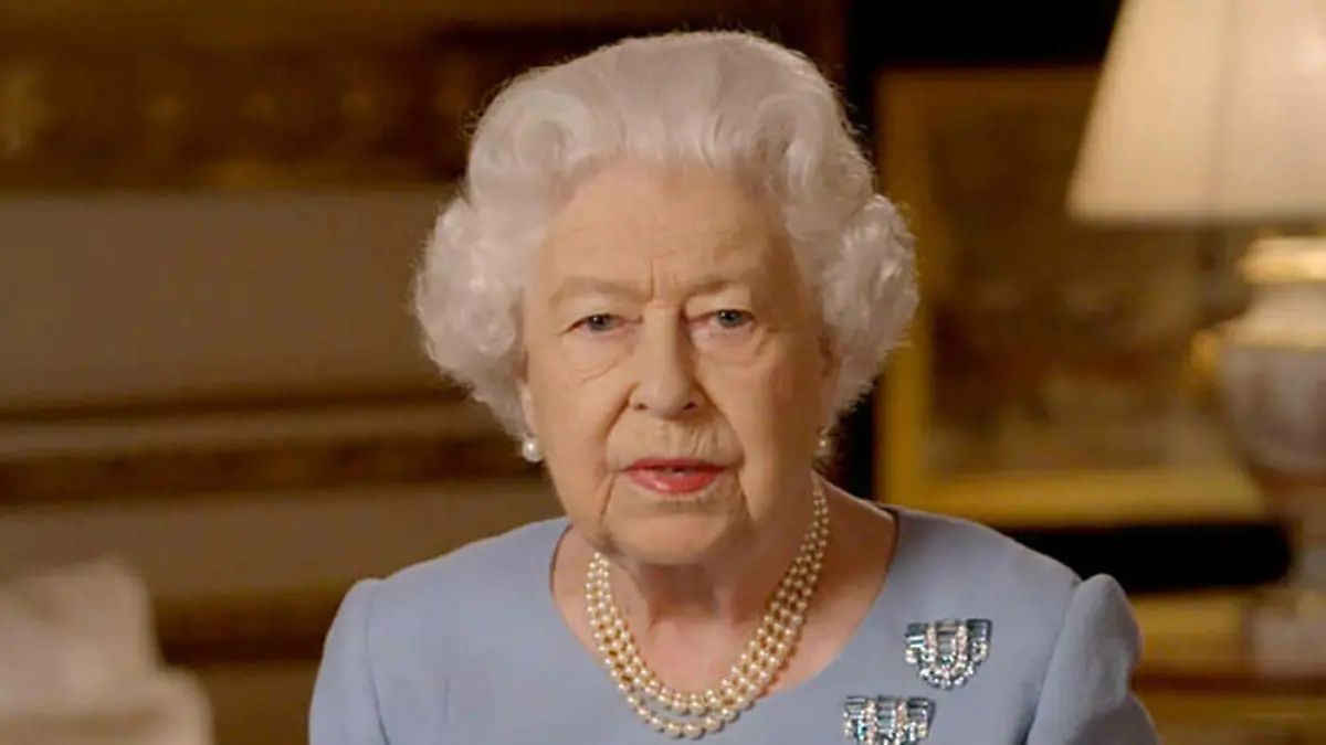 Queen Elizabeth II. frisiert ihr Haar selbst