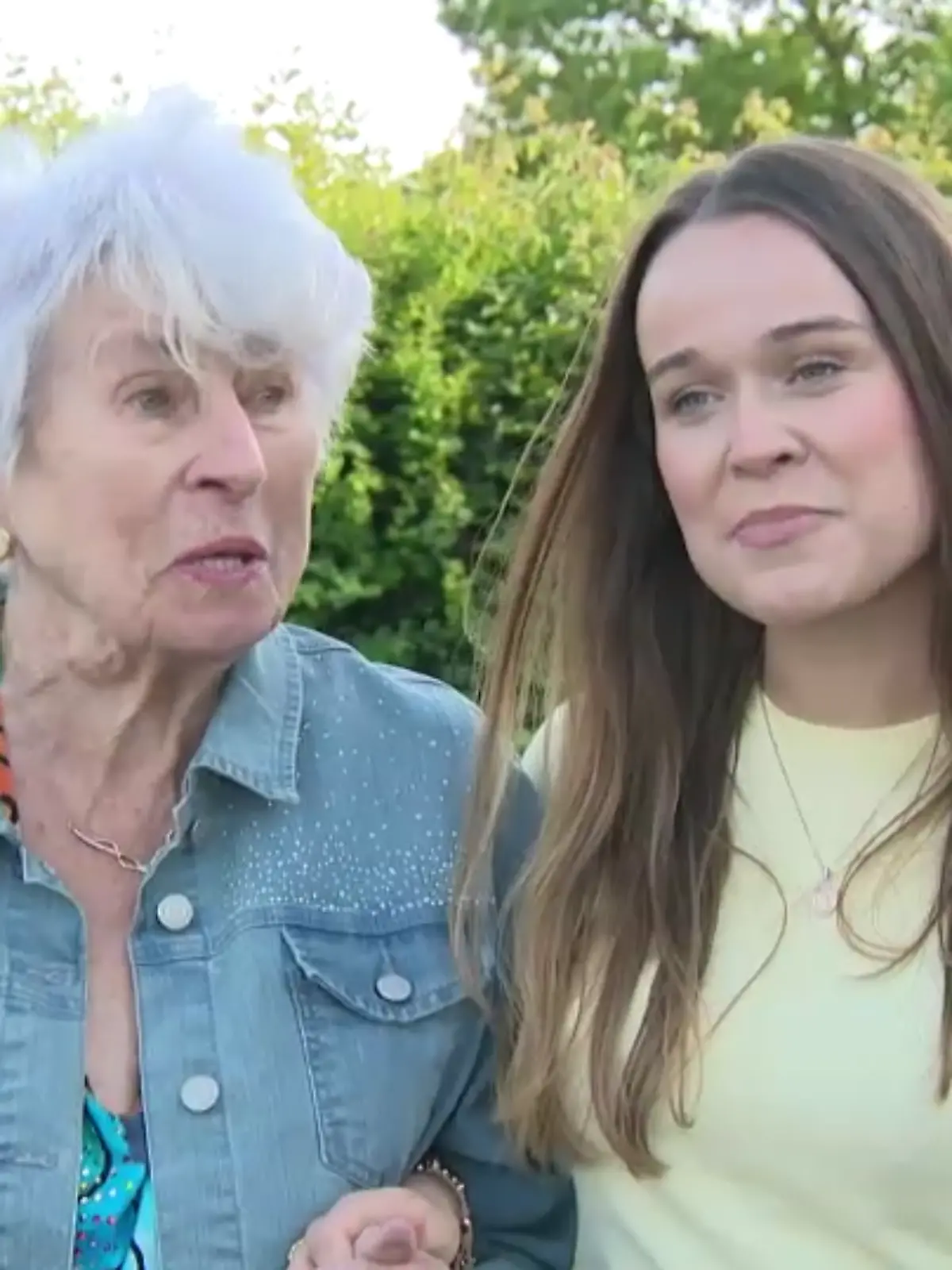 Bild zu: "Timea (19) ist von Beruf Enkelin! Sie unterstützt Seniorin Liselotte im Alltag"