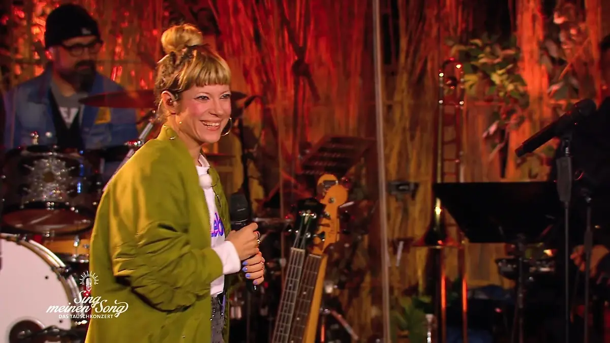 Mieze trällert Madeline Juno ein Hochzeitsständchen So rührend!