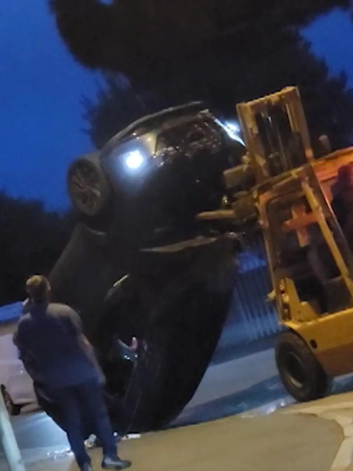 Mann attackiert Auto mit Gabelstapler - Familie sitzt noch drin!