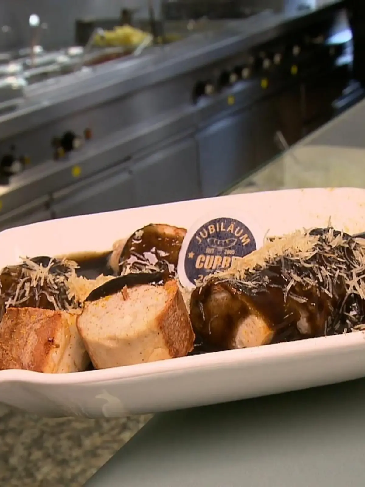 Bild zu: "Currywurst mit schwarzer Soße"
