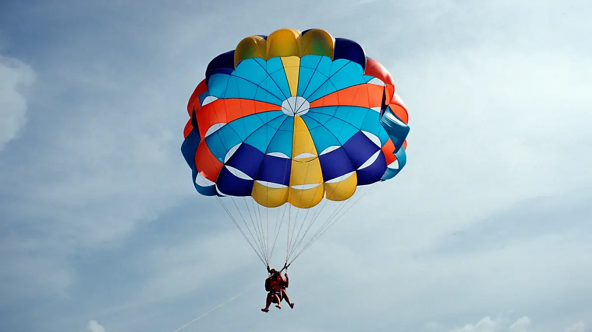 Wegen einer Panikattacke löst Tijana den Sicherheitsgurt beim Parasailing.(Symbolbild)