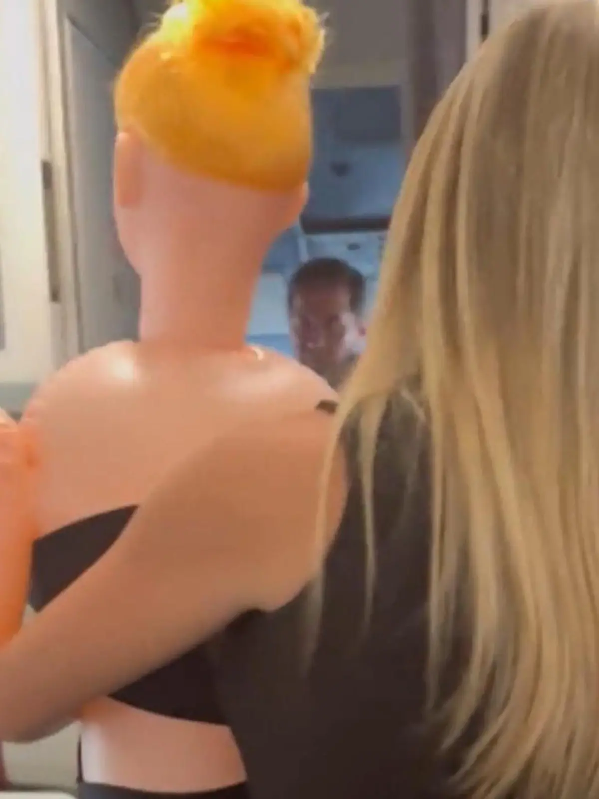 Bild zu: "Influencerin schleppt Sexpuppe in Flieger "