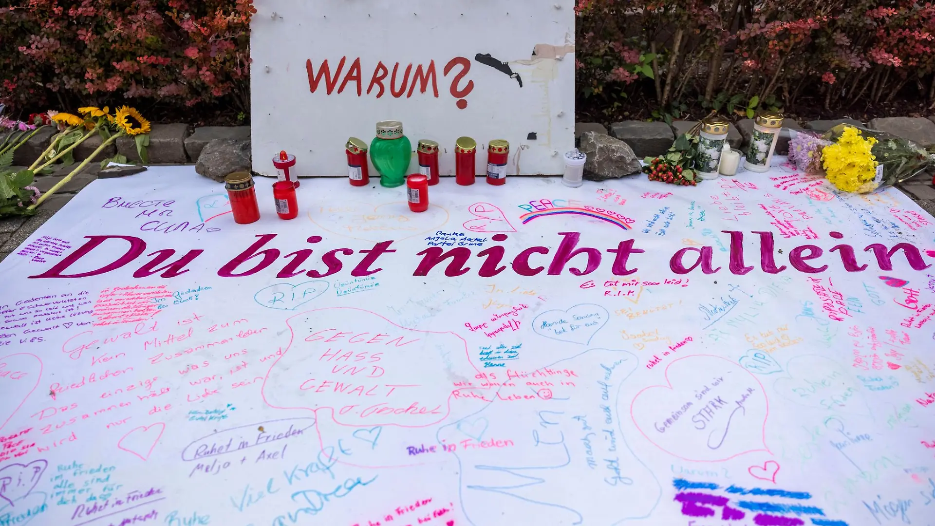Im Prozess um den mutmaßlichen Terroranschlag von Solingen sagen am Dienstag vier Zeugen aus, die bei der Tat am 23. August 2024 verletzt wurden oder einen Angehörigen verloren haben. Dem Angeklagten wird dreifacher Mord, zehnfacher Mordversuch und Mitgliedschaft in einer Terrorvereinigung vorgeworfen. (Archivbild)
