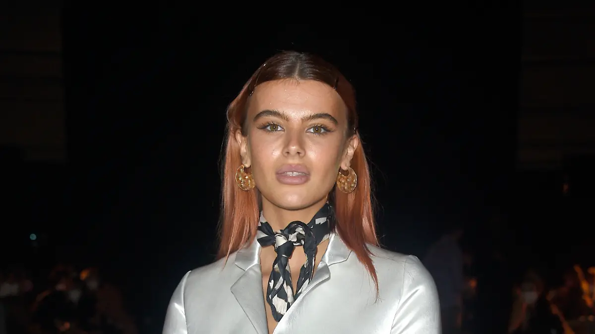 Hier sieht man Romina Palm, posierend bei der Fashion Week Berlin Spring/Summer 2022. 
