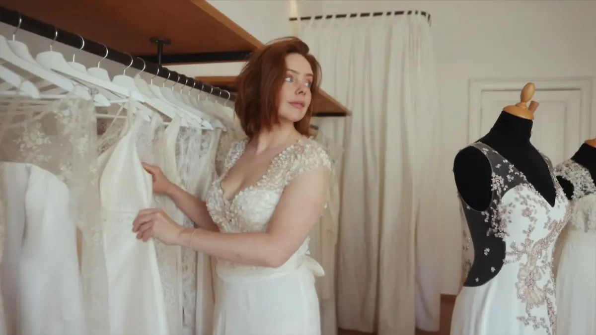 Während Olivia Marei ein Brautkleid für ihre Rolle Toni shoppt, erinnert sie sich an ihre Hochzeit aus dem Jahr 2018 zurück. 