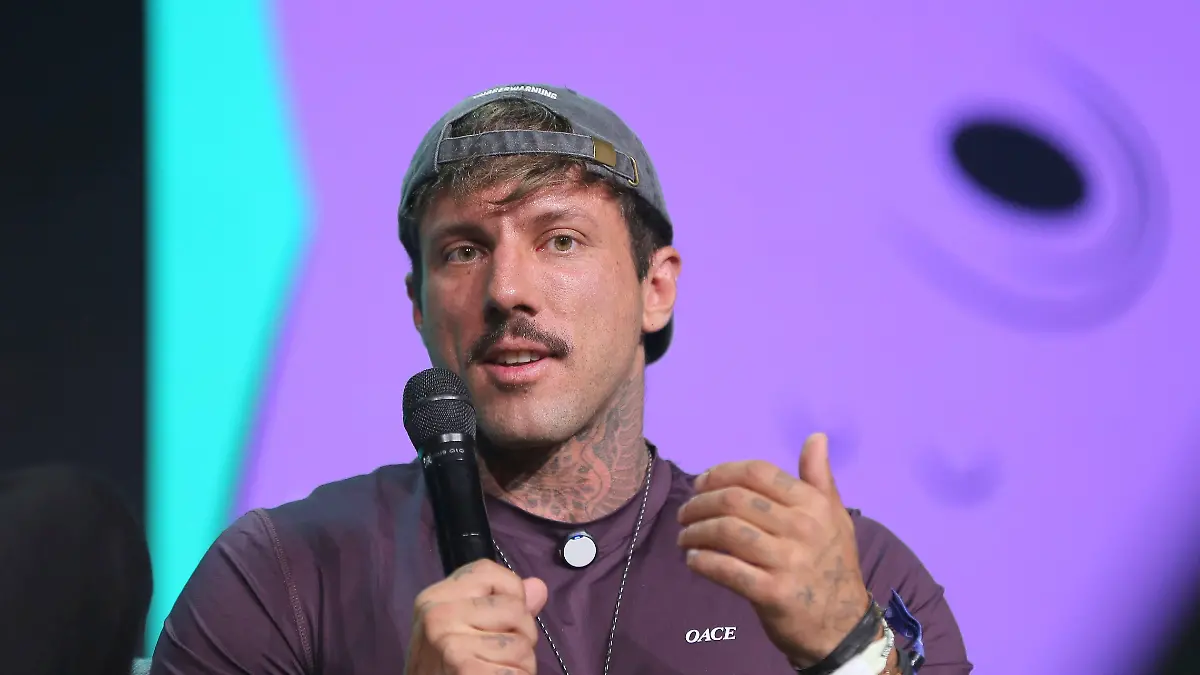 Christian Wolf hält eine Rede bei der „Online Marketing Rockstars”-Messe in Hamburg. 