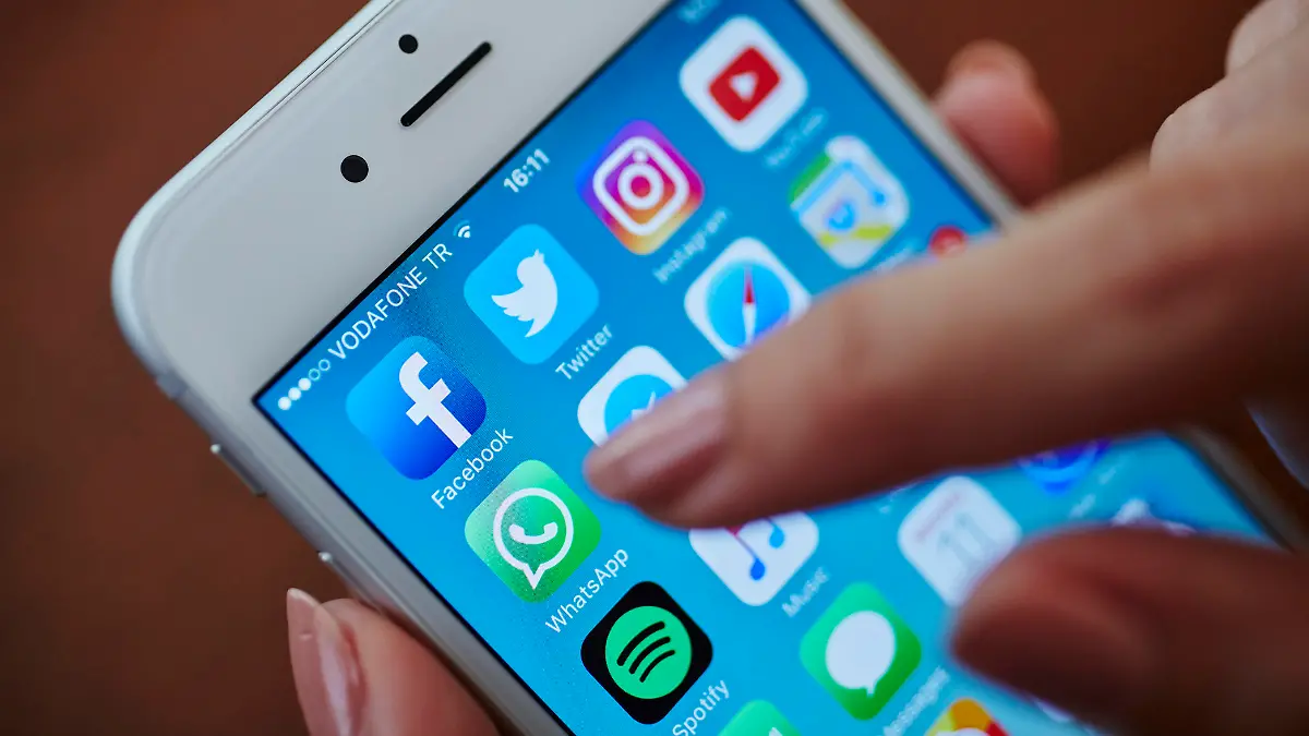 Frau hält Smartphone in der Hand