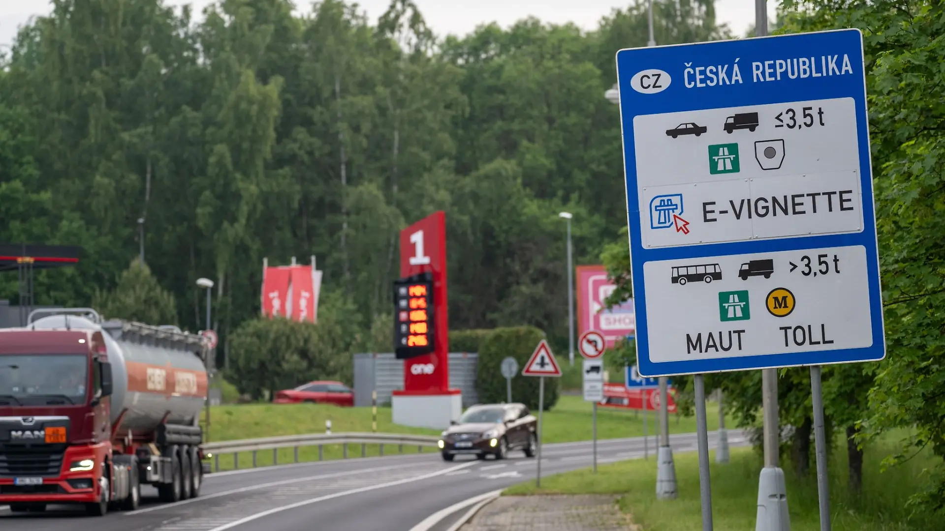 Ein Vergleich der Tankpreise lohnt sich vor allem in Grenzregionen wie hier am Übergang nach Tschechien.