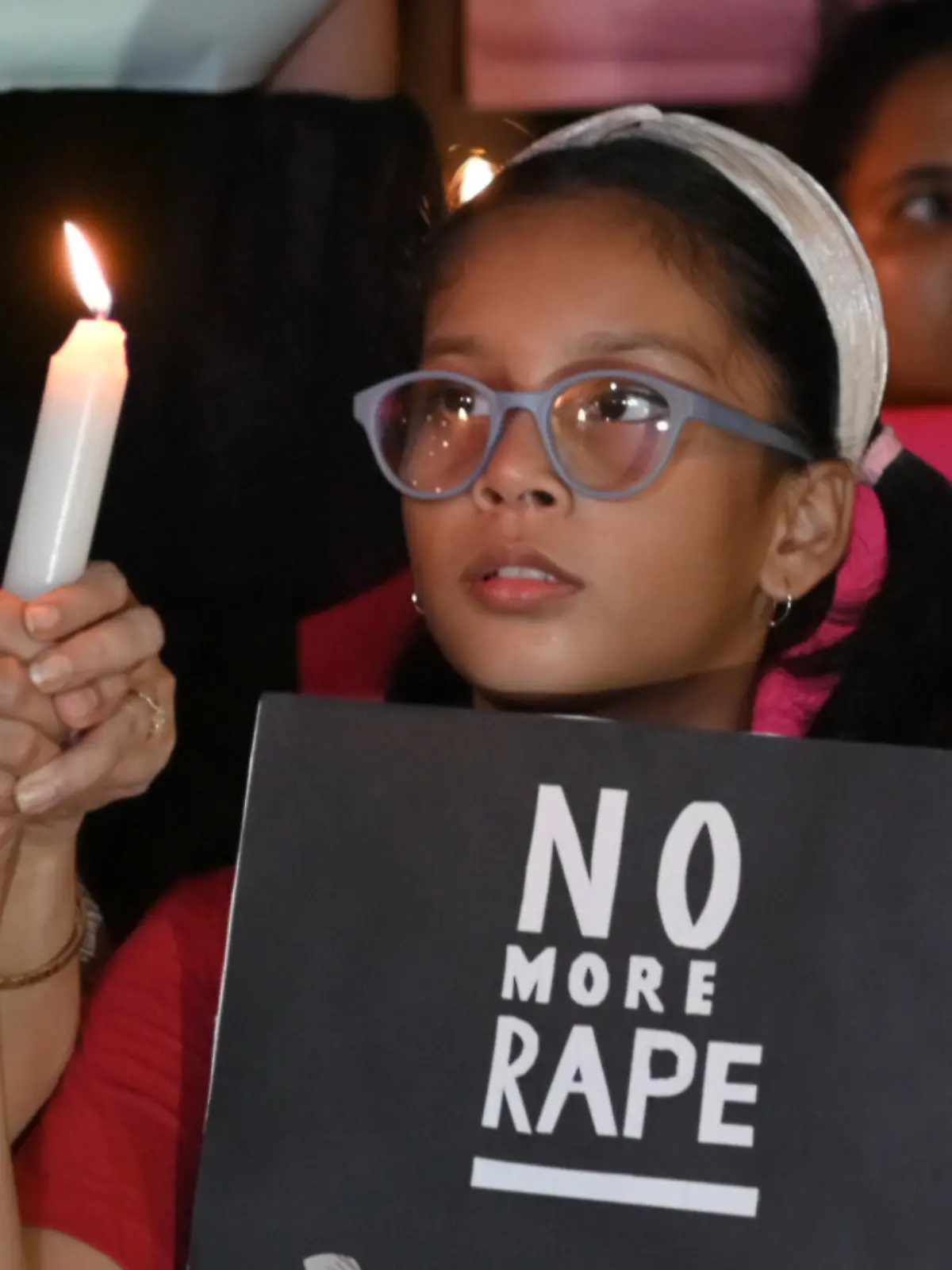 Bild zu: "Mädchen (10) stirbt nach Vergewaltigung – weil es vier Stunden im Krankenwagen warten musste?"