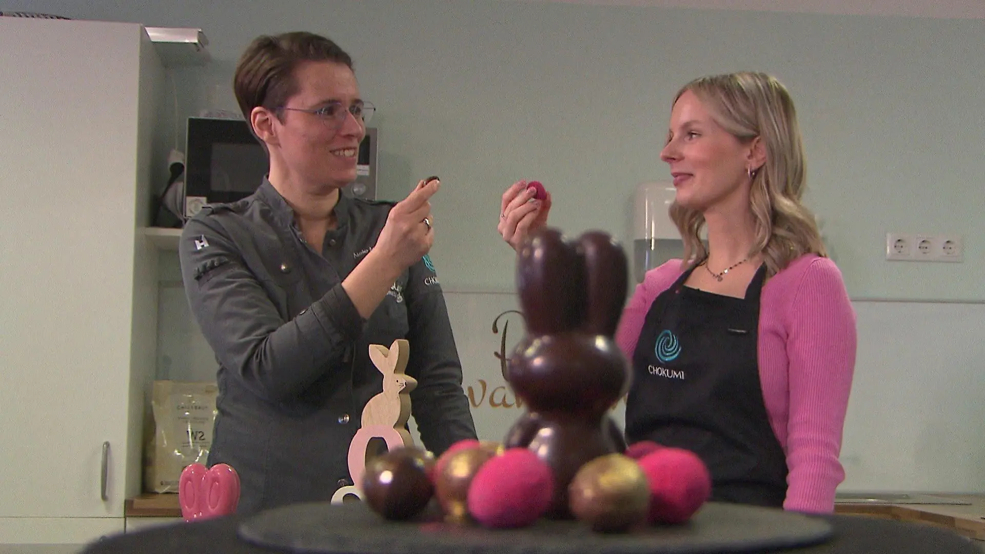 Nele Marike Eble und RTL Nord Reporterin Jenny Richter beim verkosten der süßen Pralinen.