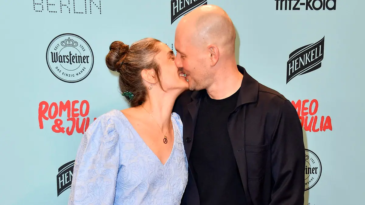 Oliver Petszokat mit Ehefrau Pauline Schubert bei der Premiere des Musicals 'Romeo & Julia - Liebe ist alles' im Stage Theater des Westens. Berlin, 19.03.2023
