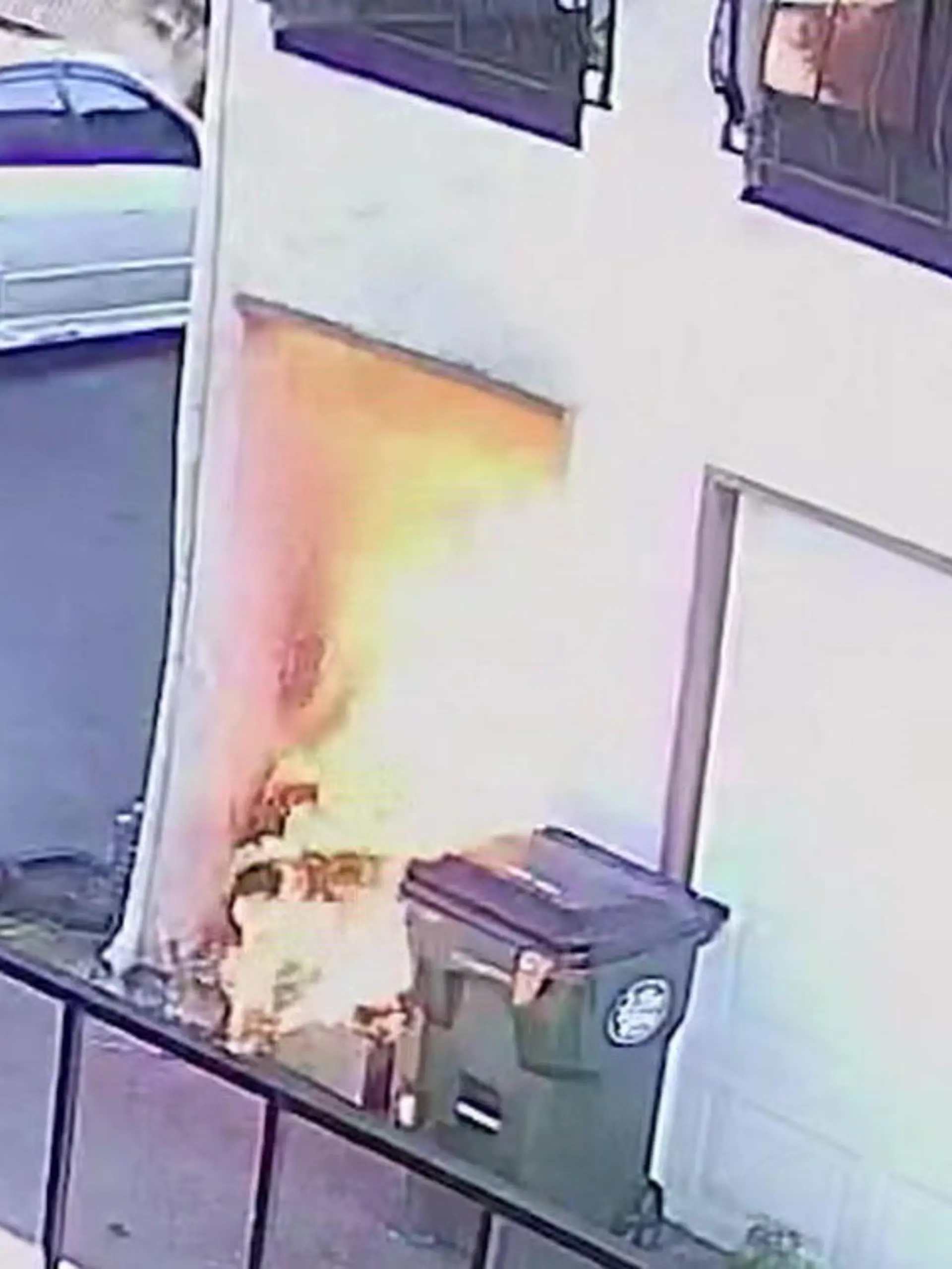 Bild zu: "Feuer versperrt ihren Ausweg! Nachbarn retten Familie aus Flammenhölle"