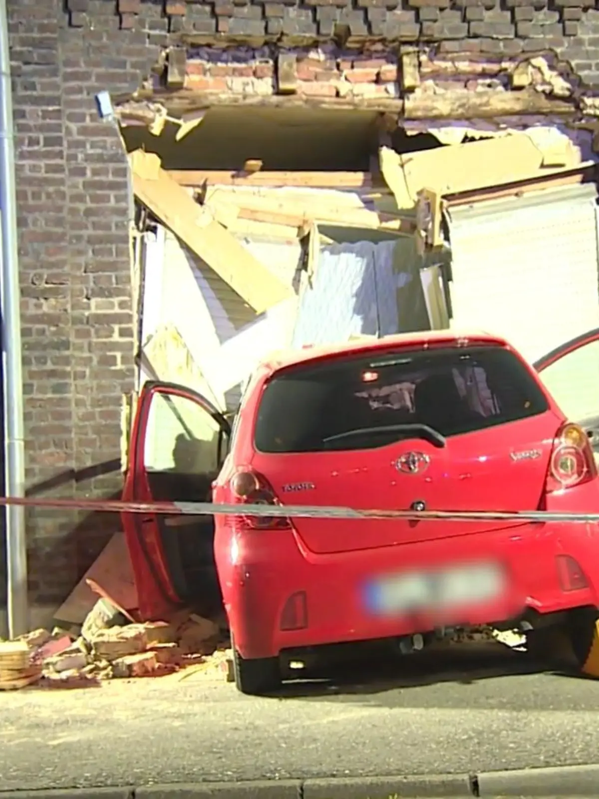 Bild zu: "Auto kracht in Wohnhaus"