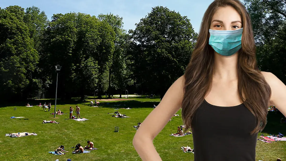 Frau im Park mit Mundschutz