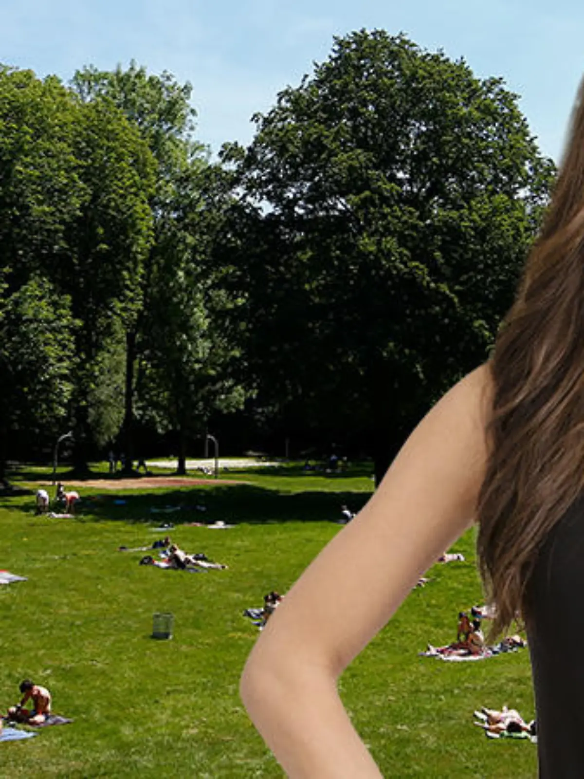 Frau im Park mit Mundschutz