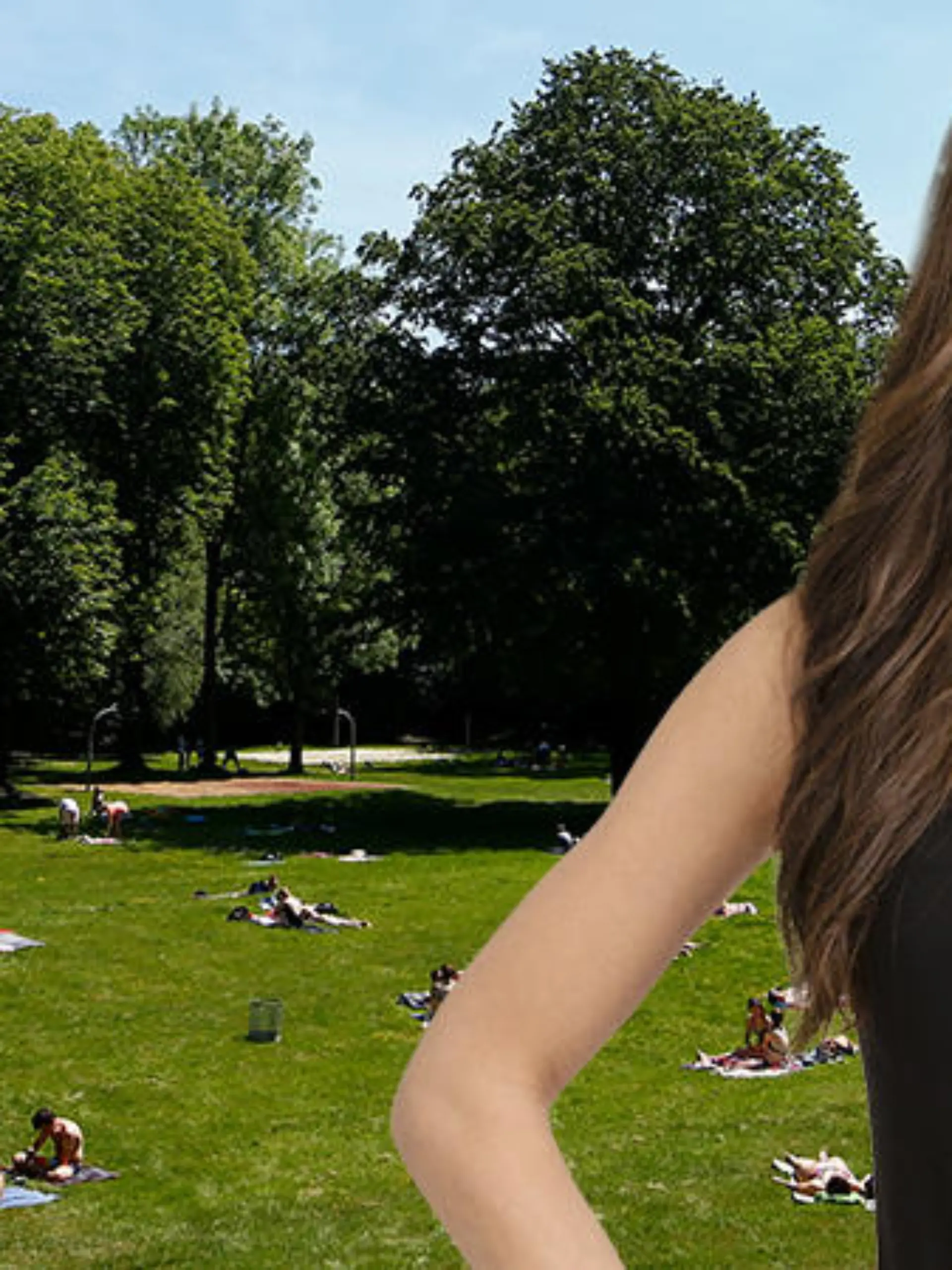 Frau im Park mit Mundschutz