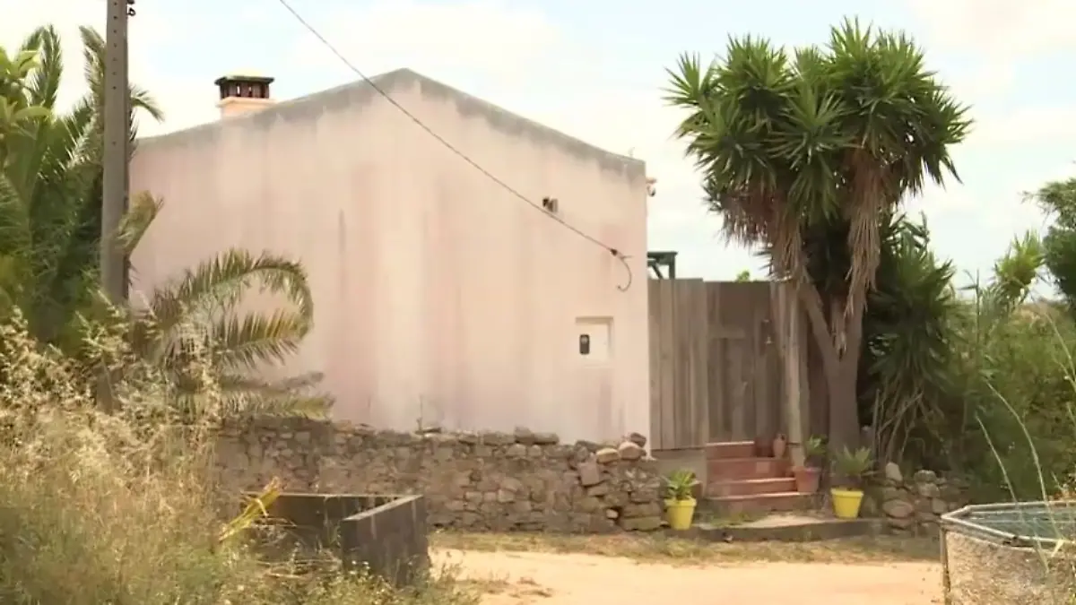 In diesem Haus hat Christian B. gelebt. Zurückgezogen, nur etwa zweieinhalb Kilometer von dem Ocean Club entfernt, wo Madeleine McCann im Mai 2007 verschwunden ist. Und deshalb konzentrieren sich die Ermittler auch genau auf diese Region hier.