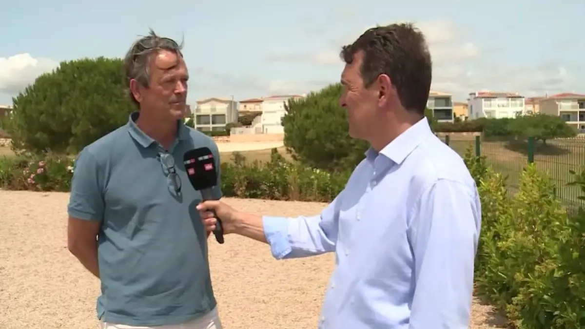 Der britische Investigativ-Journalist Jon Clarke im Gespräch mit RTL-Reporter Ulrich Oppold.