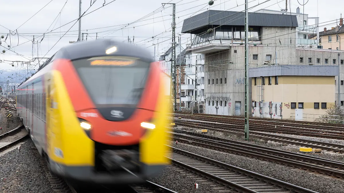 ARCHIV - 28.01.2023, Rheinland-Pfalz, Mainz: Ein Zug fährt am Stellwerk am Hauptbahnhof vorbei. (zu dpa-Korr: «Jedes Mal ist irgendwas»: Pendler-Kritik an Bahn reißt nicht ab») Foto: Hannes P. Albert/dpa +++ dpa-Bildfunk +++