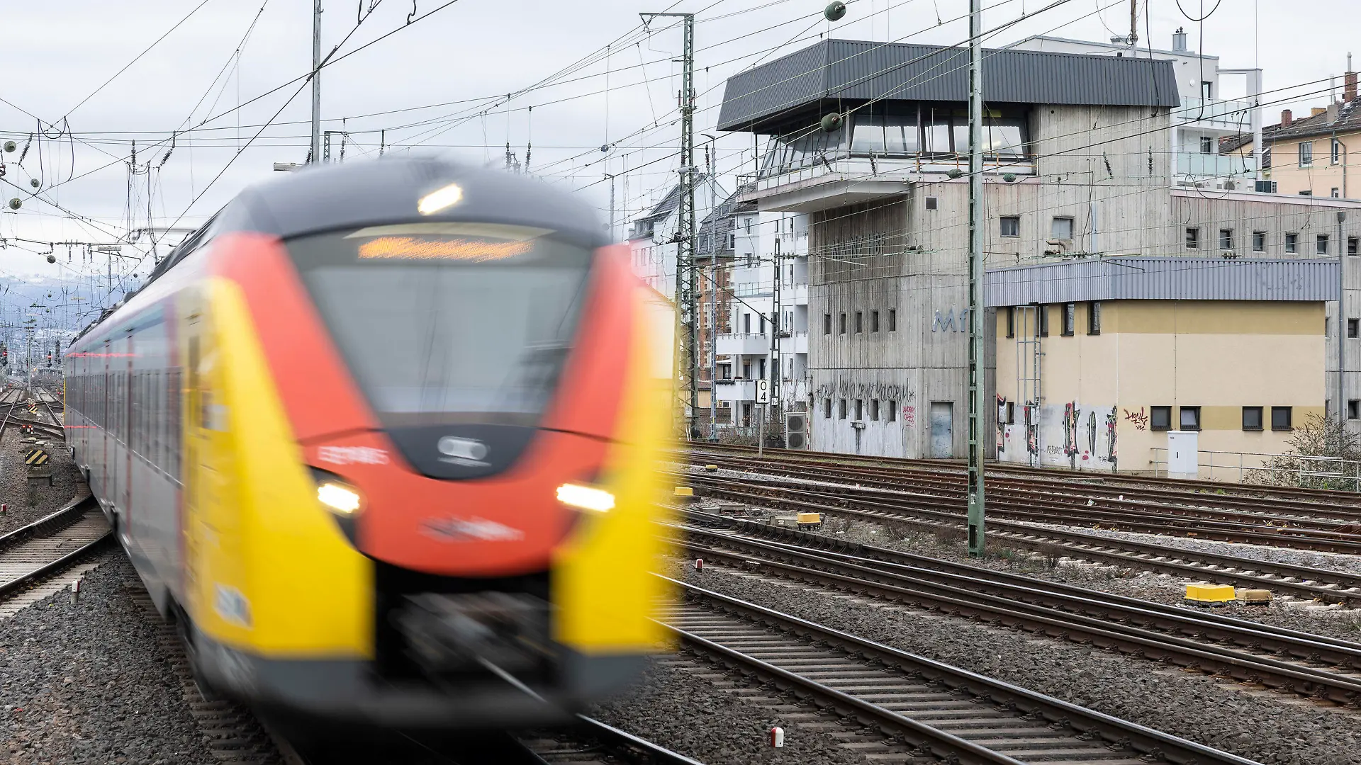 ARCHIV - 28.01.2023, Rheinland-Pfalz, Mainz: Ein Zug fährt am Stellwerk am Hauptbahnhof vorbei. (zu dpa-Korr: «Jedes Mal ist irgendwas»: Pendler-Kritik an Bahn reißt nicht ab») Foto: Hannes P. Albert/dpa +++ dpa-Bildfunk +++