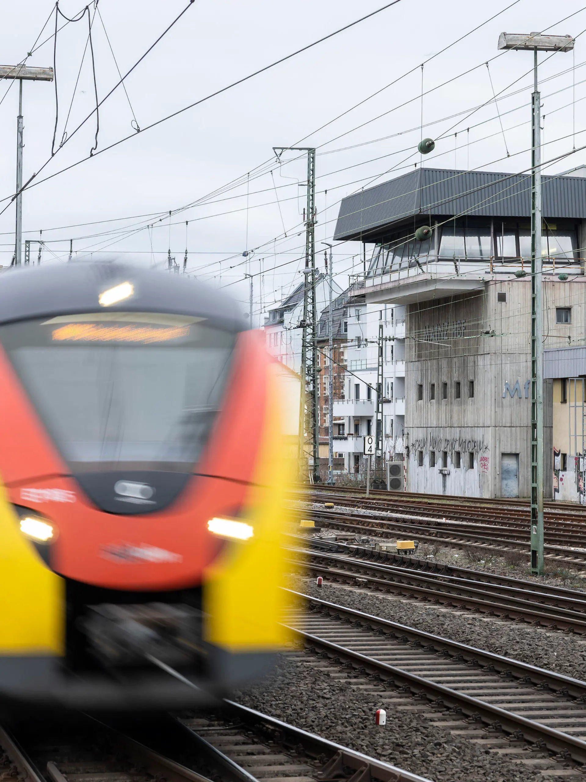 ARCHIV - 28.01.2023, Rheinland-Pfalz, Mainz: Ein Zug fährt am Stellwerk am Hauptbahnhof vorbei. (zu dpa-Korr: «Jedes Mal ist irgendwas»: Pendler-Kritik an Bahn reißt nicht ab») Foto: Hannes P. Albert/dpa +++ dpa-Bildfunk +++