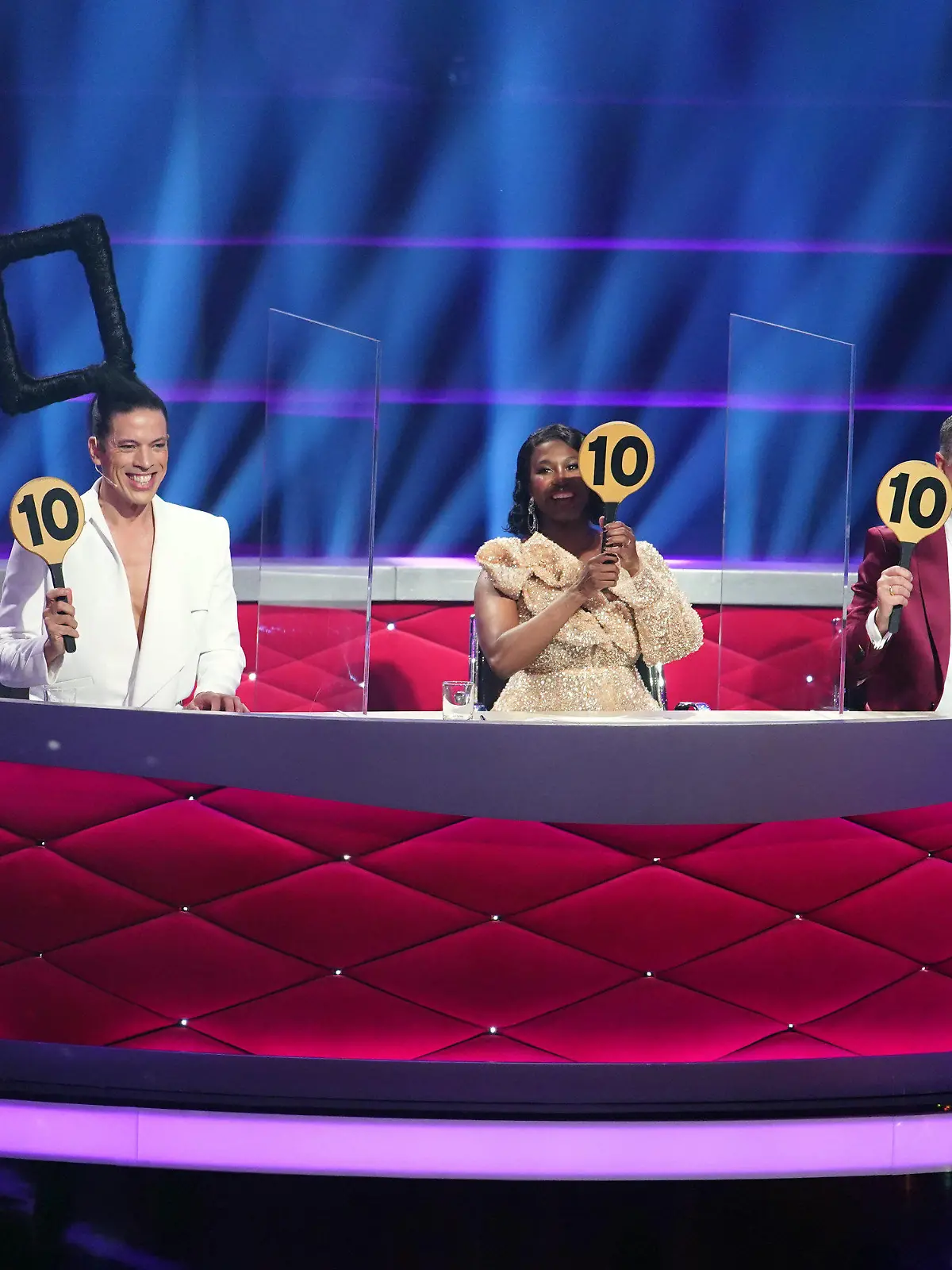 22.05.2020, Nordrhein-Westfalen, Köln: Die Juroren Jorge Gonzalez (l-r), Motsi Mabuse und Joachim Llambi zeigen im Finale der 13. Staffel der RTL-Tanzshow "Let's Dance" im Coloneum ihre Wertungen. Foto: Stefan Gregorowius/dpa +++ dpa-Bildfunk +++