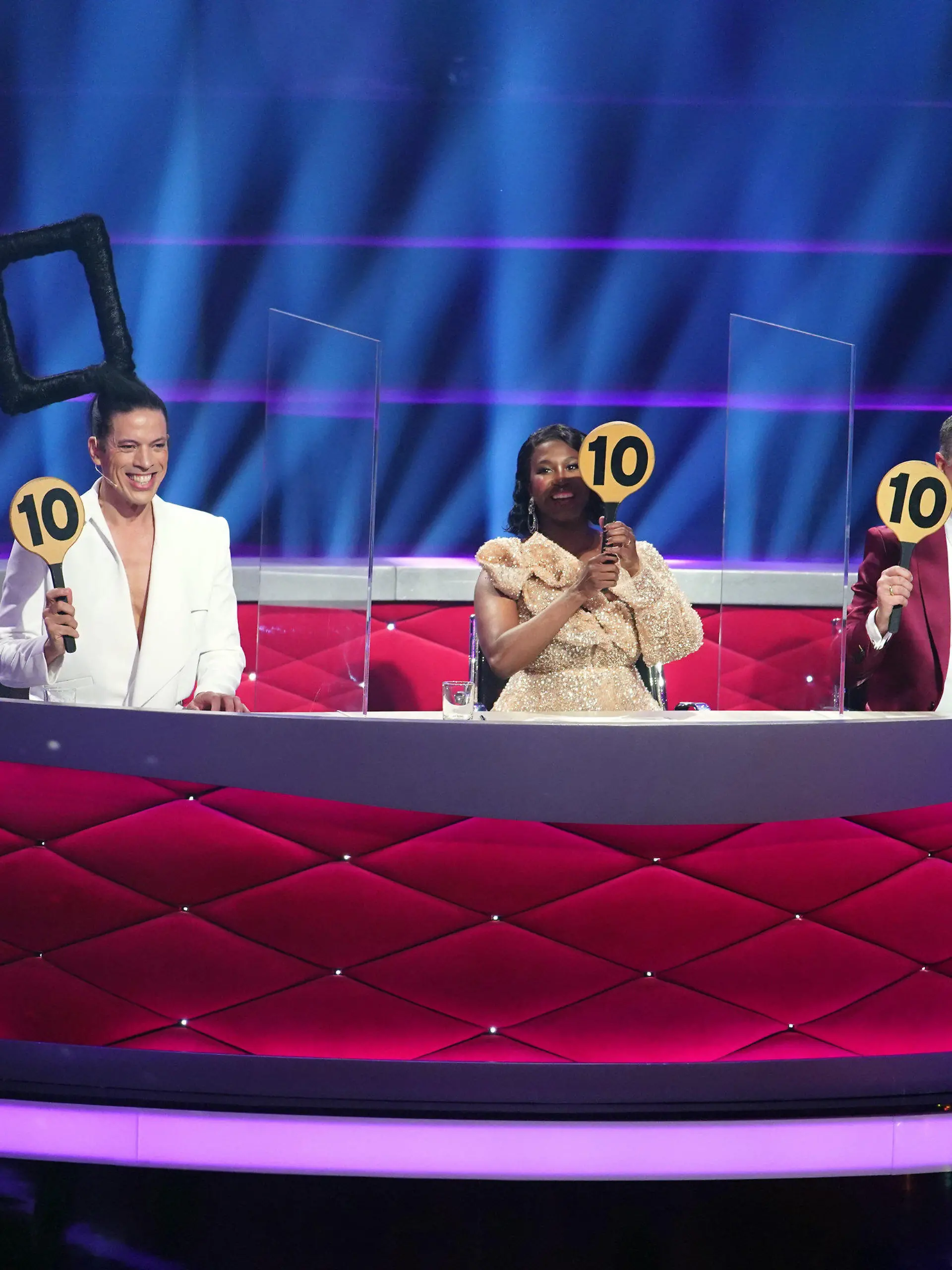 22.05.2020, Nordrhein-Westfalen, Köln: Die Juroren Jorge Gonzalez (l-r), Motsi Mabuse und Joachim Llambi zeigen im Finale der 13. Staffel der RTL-Tanzshow "Let's Dance" im Coloneum ihre Wertungen. Foto: Stefan Gregorowius/dpa +++ dpa-Bildfunk +++