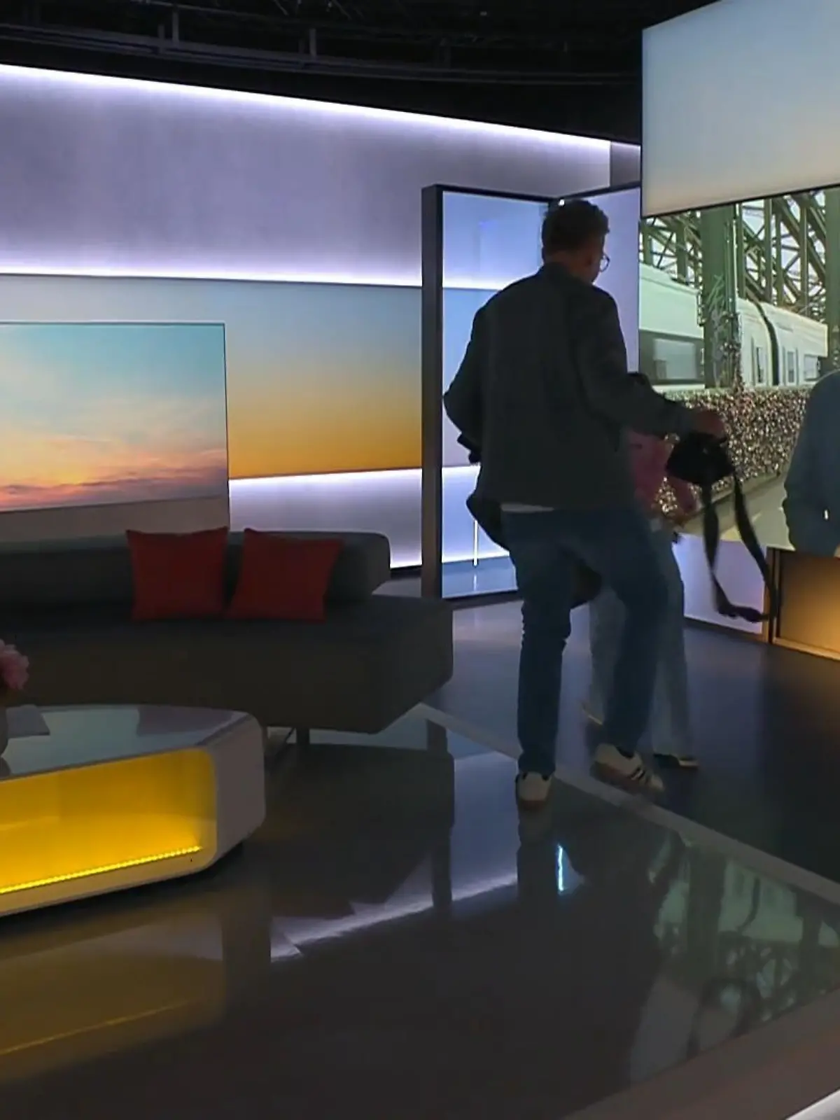 Bild zu: "Bombenalarm bei RTL – „Punkt 7“-Moderatoren brechen Live-Sendung ab"