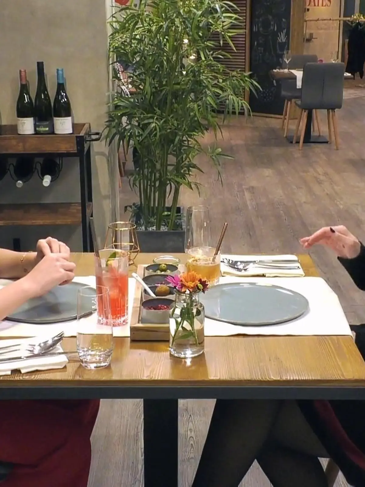 Bild zu: "Beide hatten noch keine Beziehung mit einer Frau"