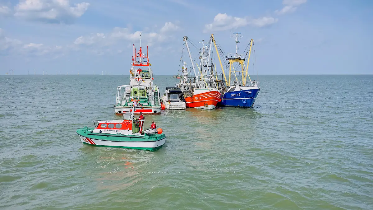 Einsatz für ein Motorboot mit Wassereinbruch auf der Außenweser am 3. Juni 2025. Vier Fischkutter unterstützten die Rettungsmaßnahmen der Seenotrettungskreuzer BERNHARD GRUBEN und HERMANN RUDOLF MEYER.
