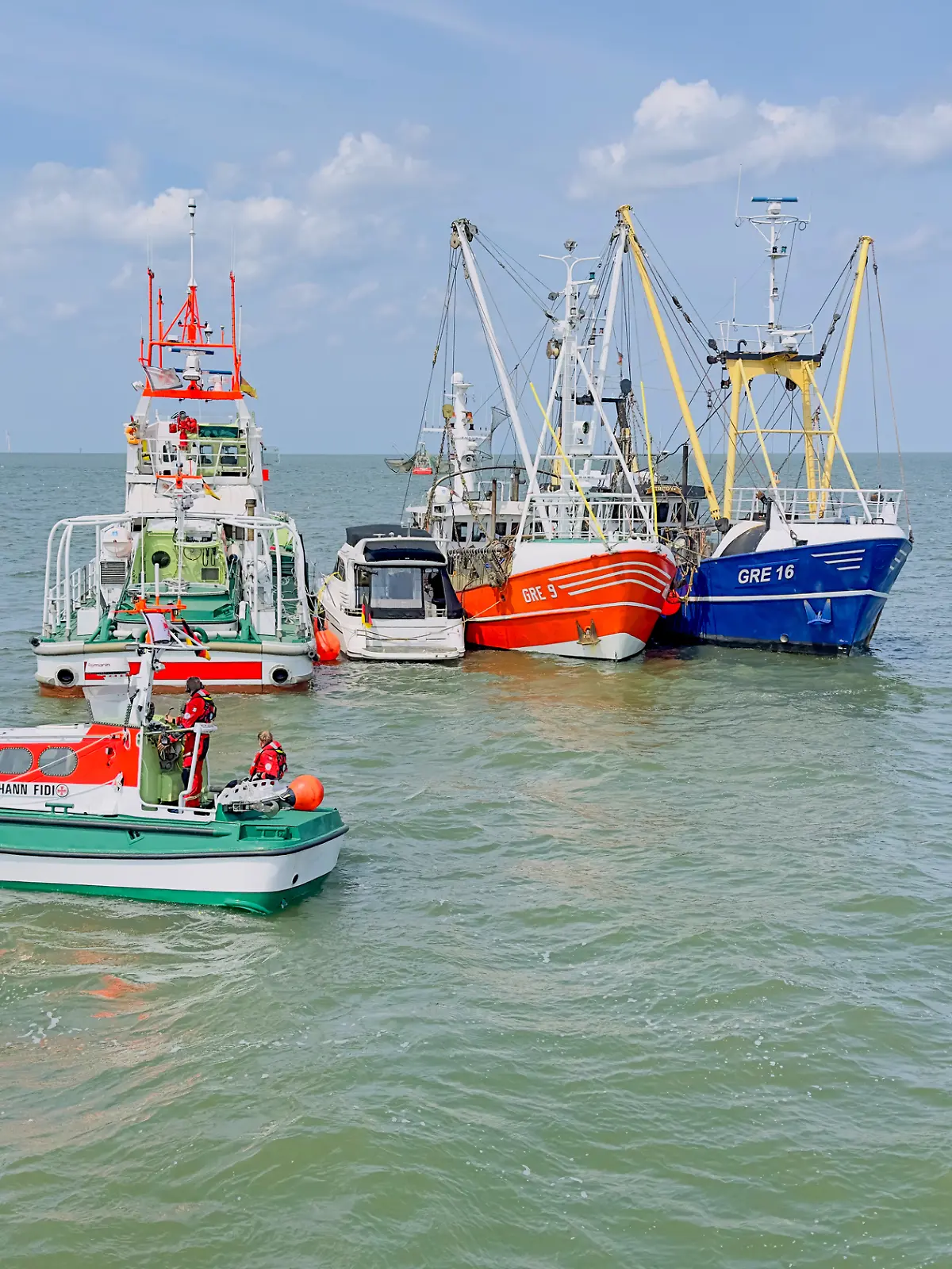 Einsatz für ein Motorboot mit Wassereinbruch auf der Außenweser am 3. Juni 2025. Vier Fischkutter unterstützten die Rettungsmaßnahmen der Seenotrettungskreuzer BERNHARD GRUBEN und HERMANN RUDOLF MEYER.