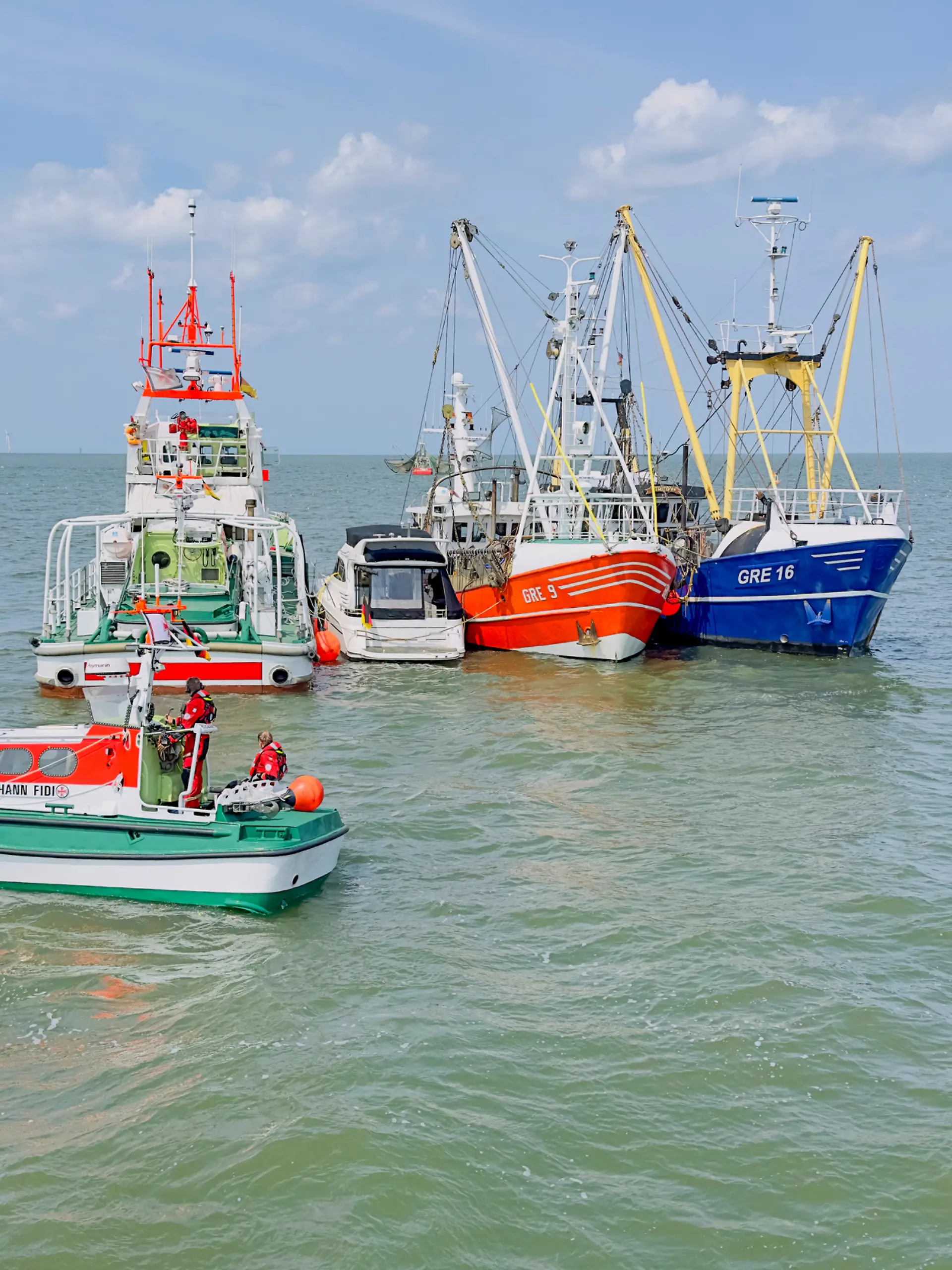 Einsatz für ein Motorboot mit Wassereinbruch auf der Außenweser am 3. Juni 2025. Vier Fischkutter unterstützten die Rettungsmaßnahmen der Seenotrettungskreuzer BERNHARD GRUBEN und HERMANN RUDOLF MEYER.