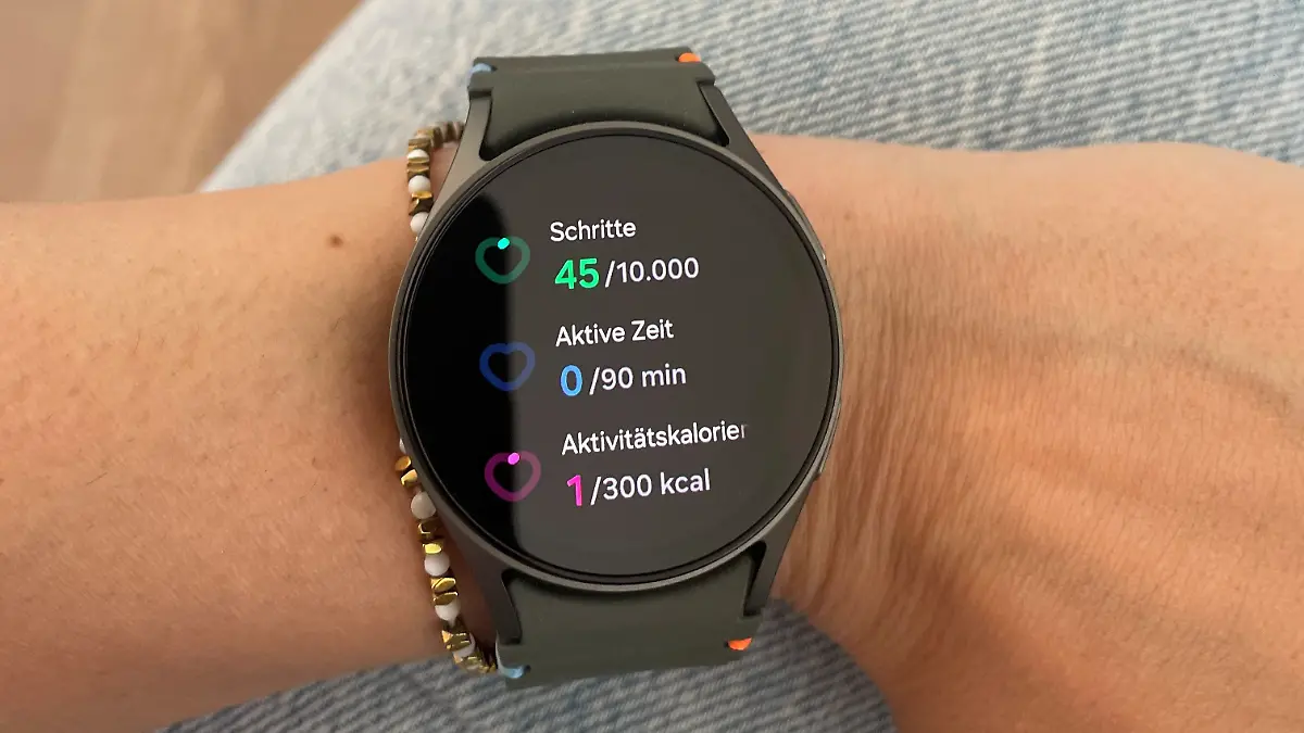 Reporterin trägt die Galaxy Watch 7
