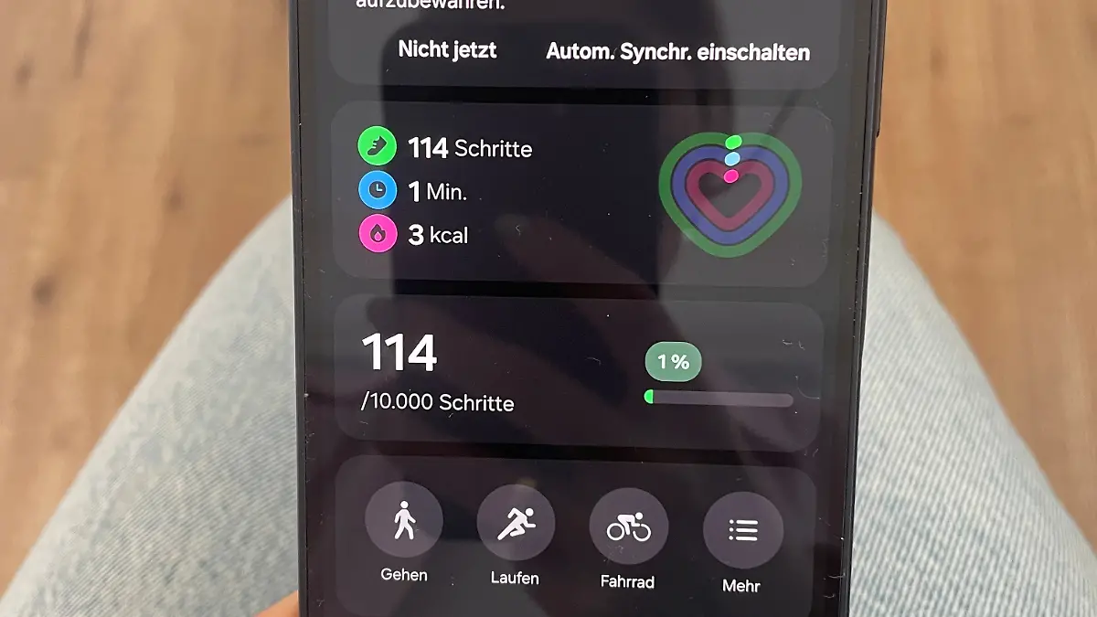 Reporterin hält Handy in der Hand.