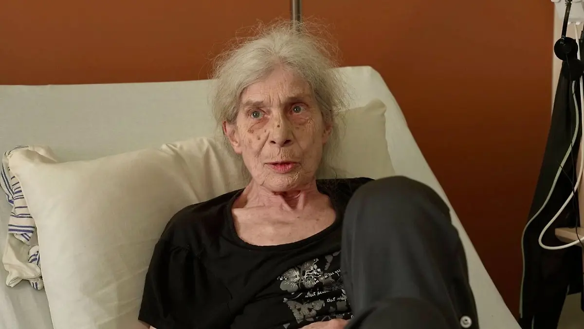 Nach ihrer Oberschenkel-OP bekommt Karin Alster Krankengymnastik im Sturzzentrum.