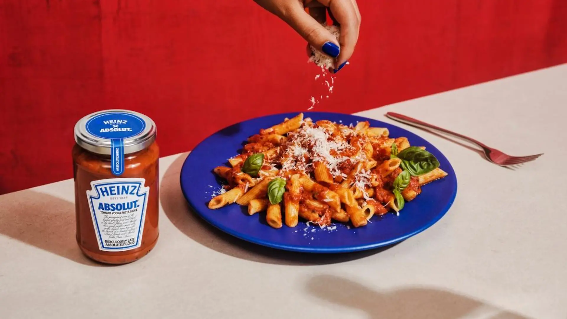 Der Lebensmittelkonzern Heinz und der Spirituosen-Hersteller Absolut Vodka kommt bringen eine gemeinsame Nudelsoße raus.
