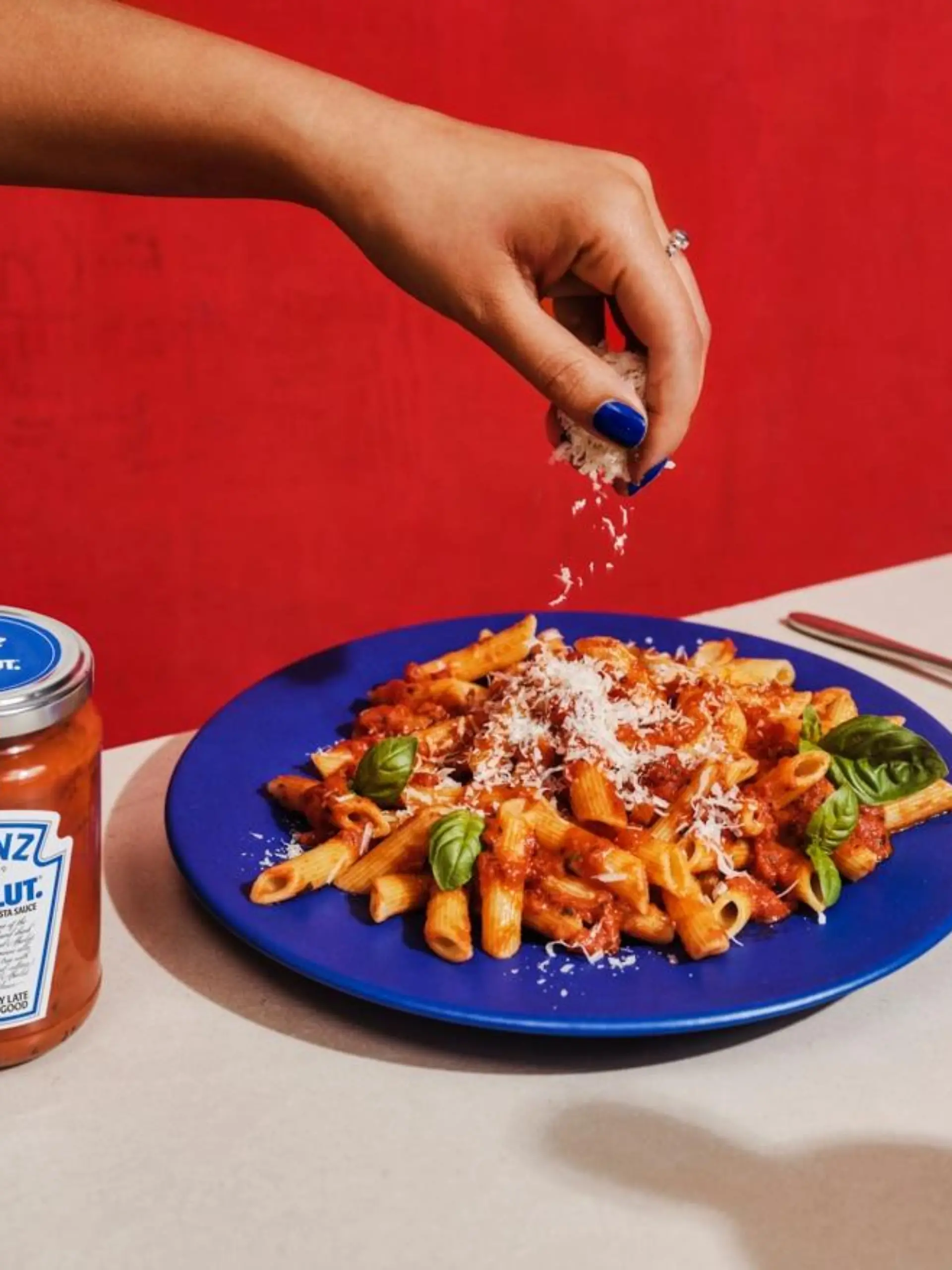Der Lebensmittelkonzern Heinz und der Spirituosen-Hersteller Absolut Vodka kommt bringen eine gemeinsame Nudelsoße raus.