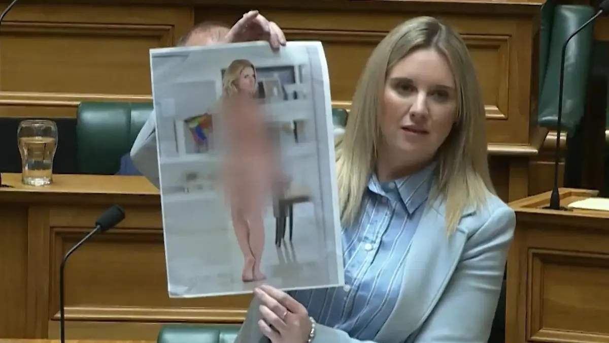 Fotos sogar selbst gemacht! Politikerin zeigt eigene Nacktbilder im Parlament Der Grund ist irre